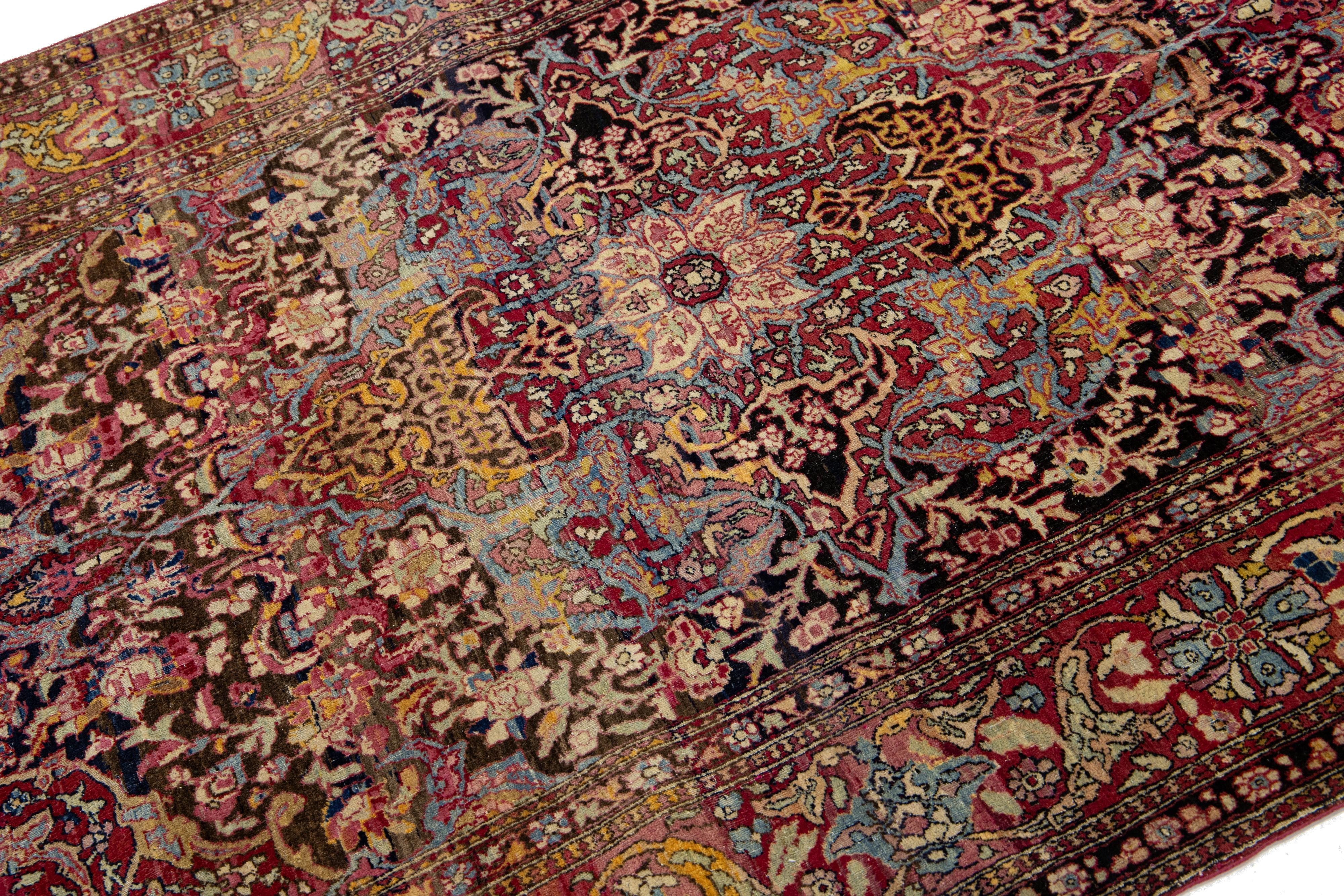 Kirman Tapis persan ancien Kerman avec un motif floral multicolore sur toute sa surface en vente
