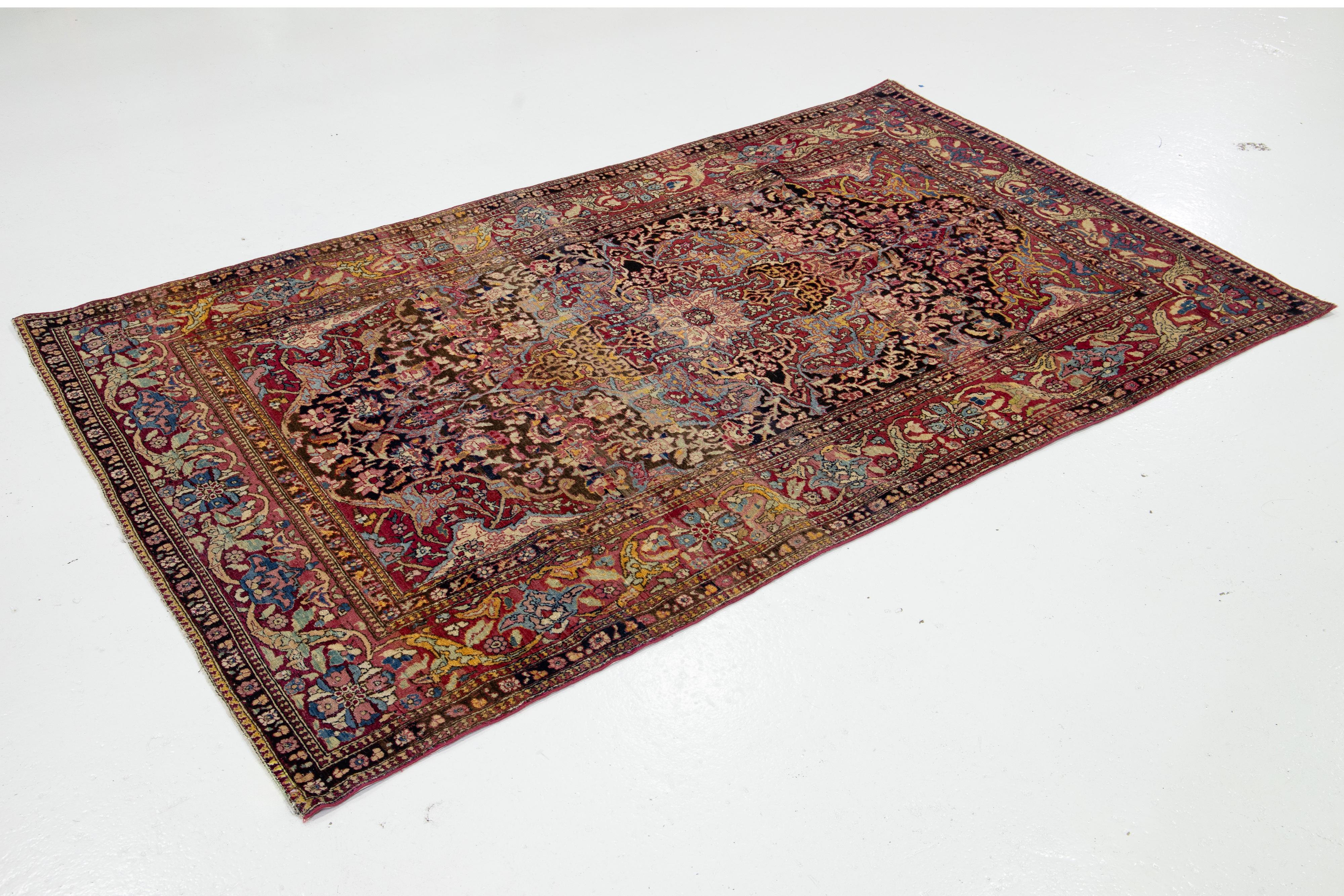 Noué à la main Tapis persan ancien Kerman avec un motif floral multicolore sur toute sa surface en vente