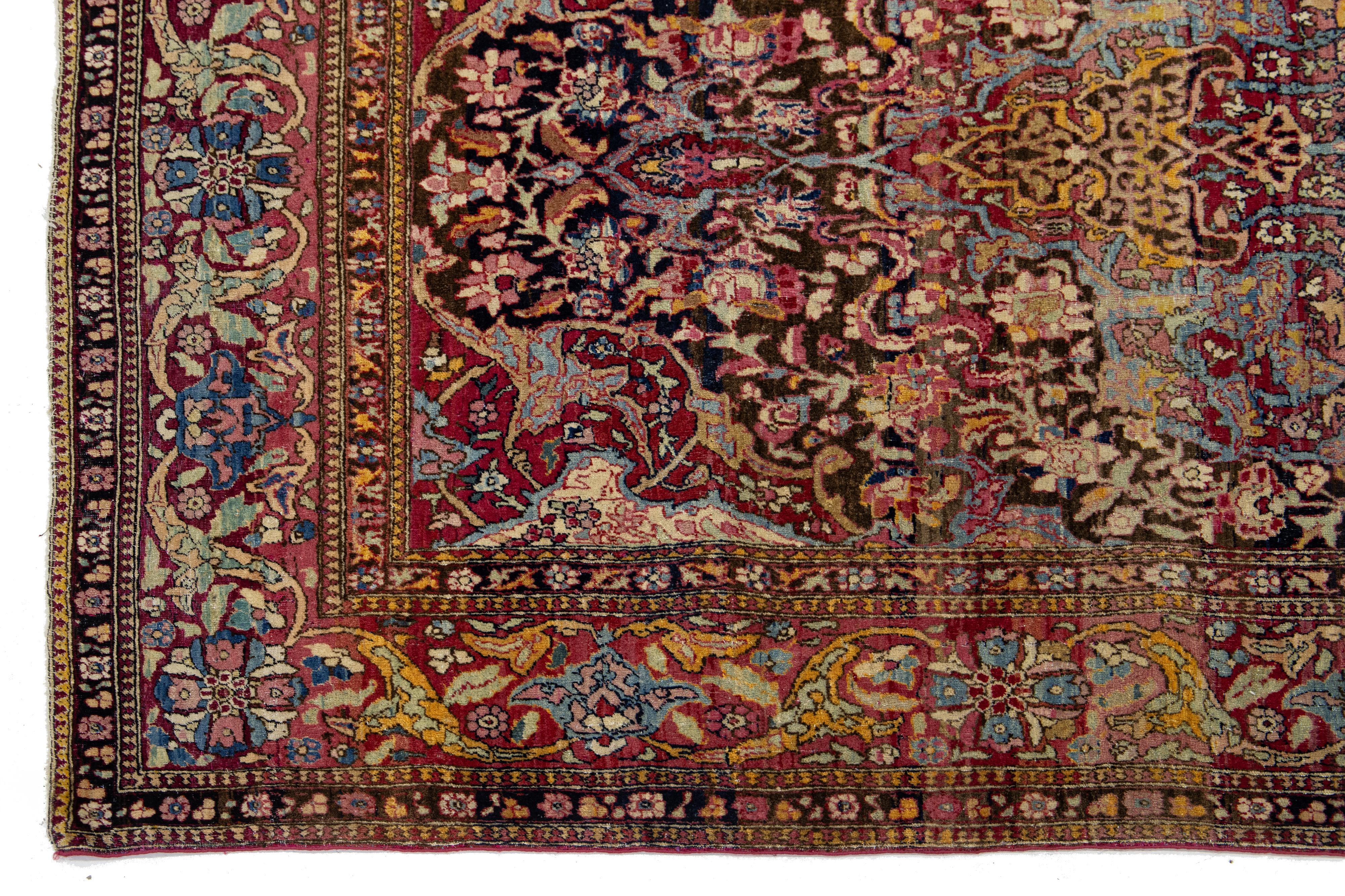 Tapis persan ancien Kerman avec un motif floral multicolore sur toute sa surface Bon état - En vente à Norwalk, CT