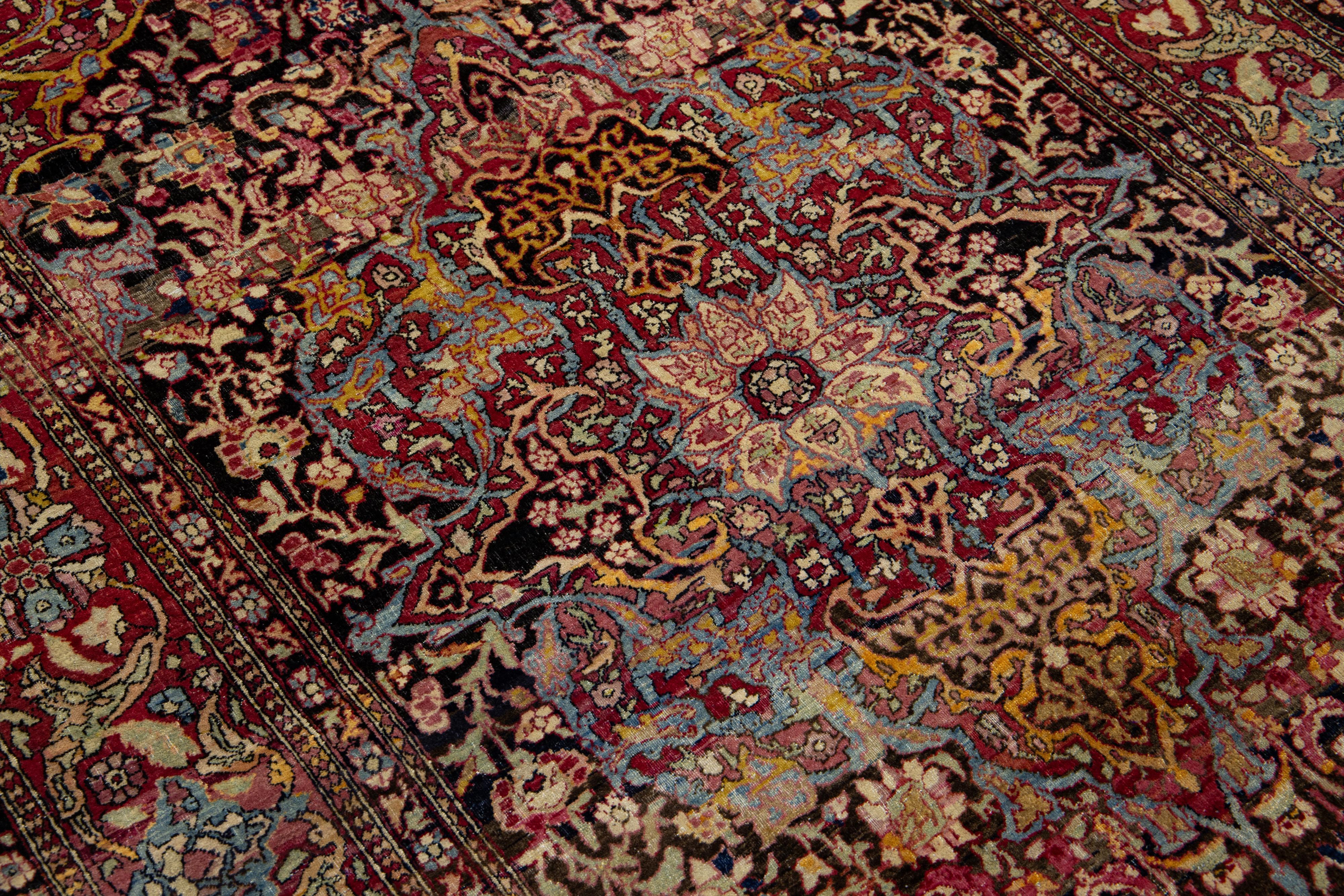 20ième siècle Tapis persan ancien Kerman avec un motif floral multicolore sur toute sa surface en vente