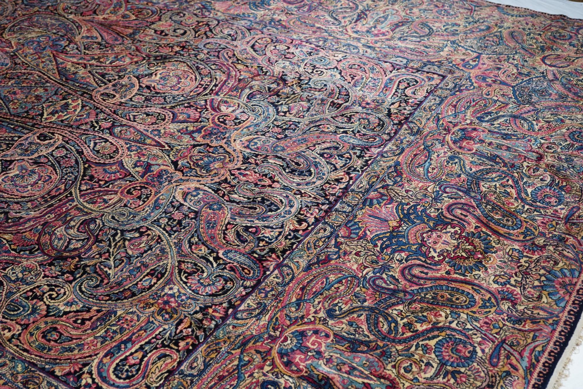 Antiker Kerman-Teppich im Zustand „Hervorragend“ im Angebot in New York, NY