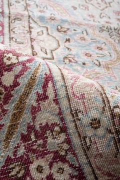 Antiker Kerman Teppich florales Gitter in zartem Rosa und Himmel