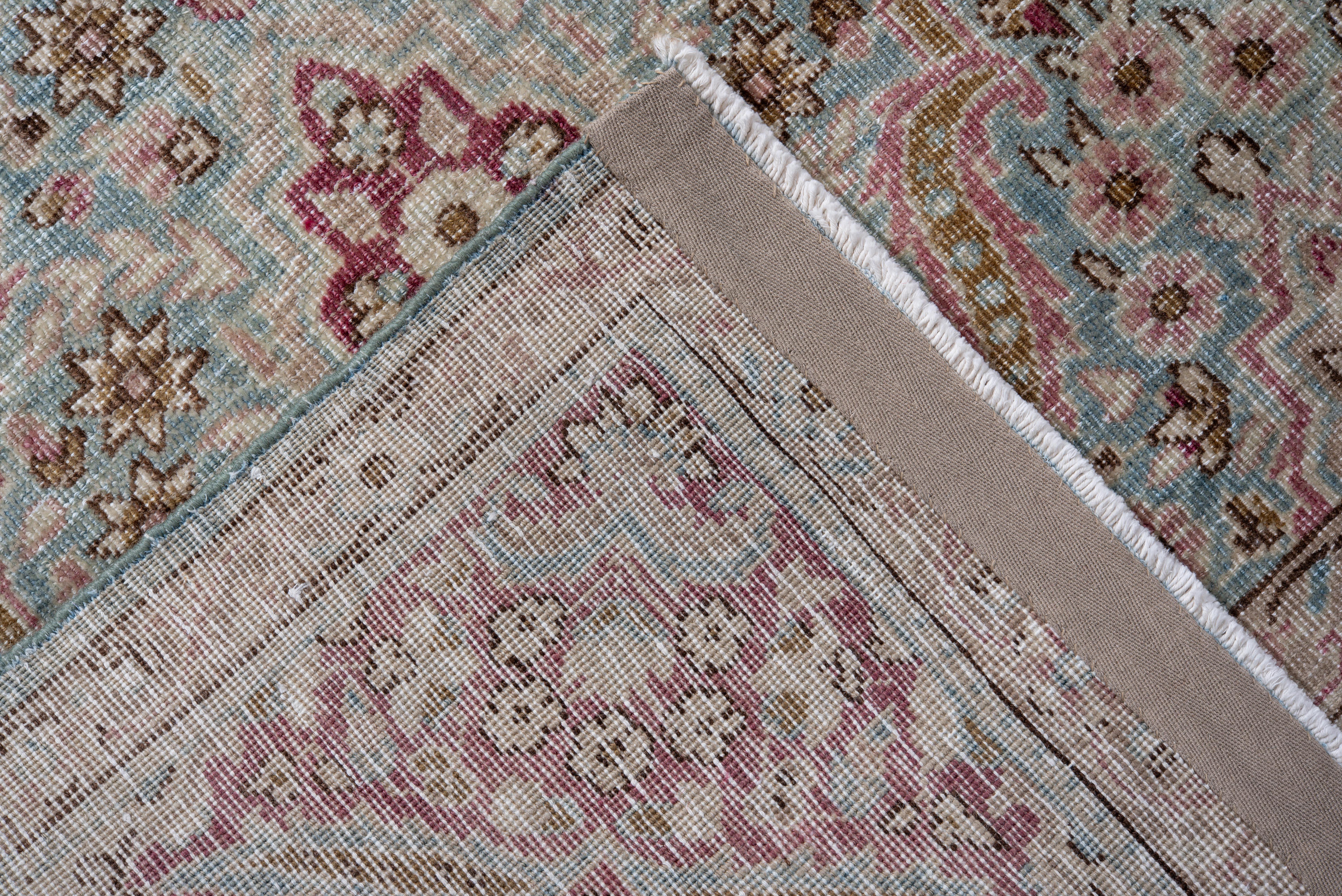 Tapis ancien de Kerman, treillis floral en rose tendre et ciel Bon état - En vente à New York, NY