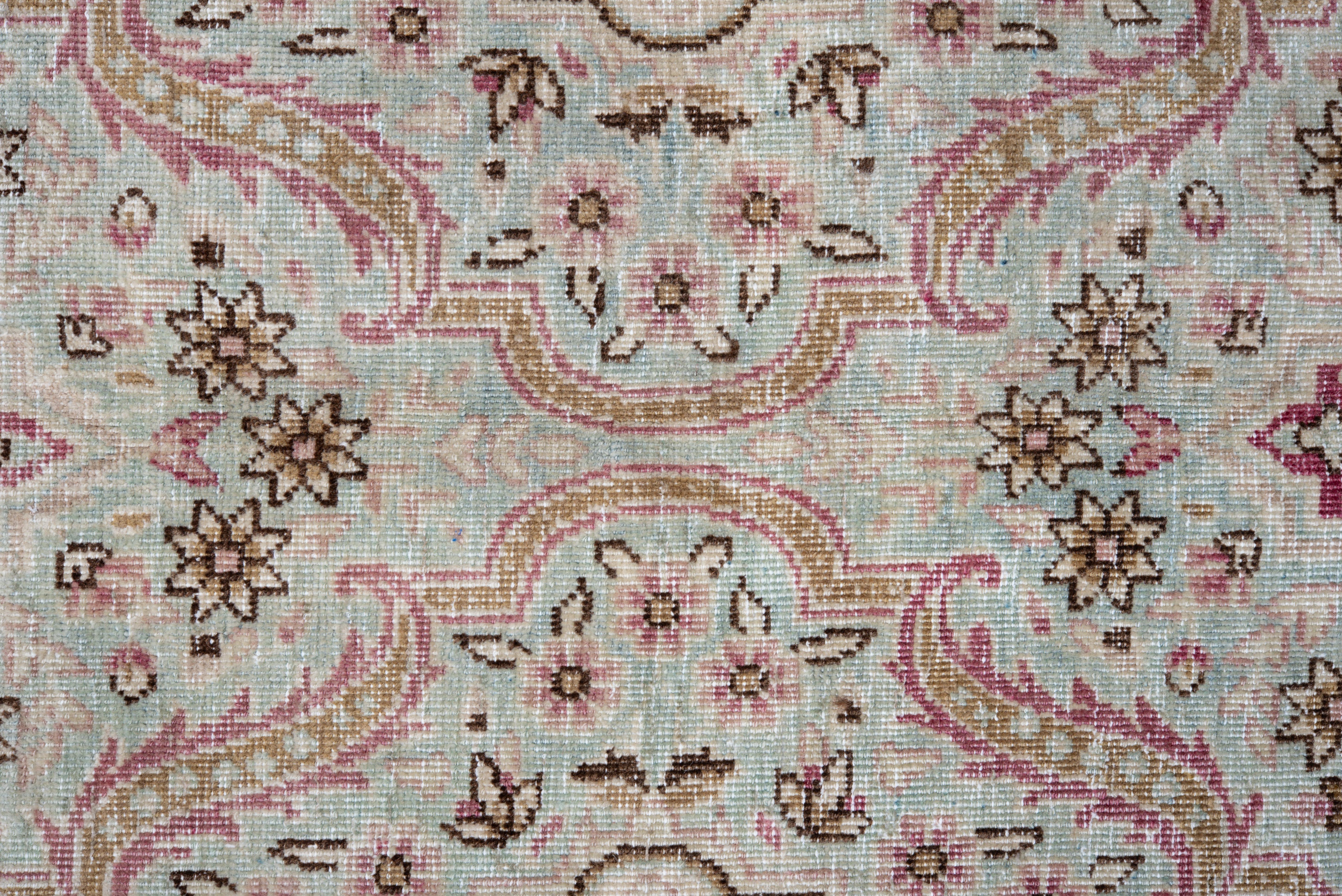 Laine Tapis ancien de Kerman, treillis floral en rose tendre et ciel en vente
