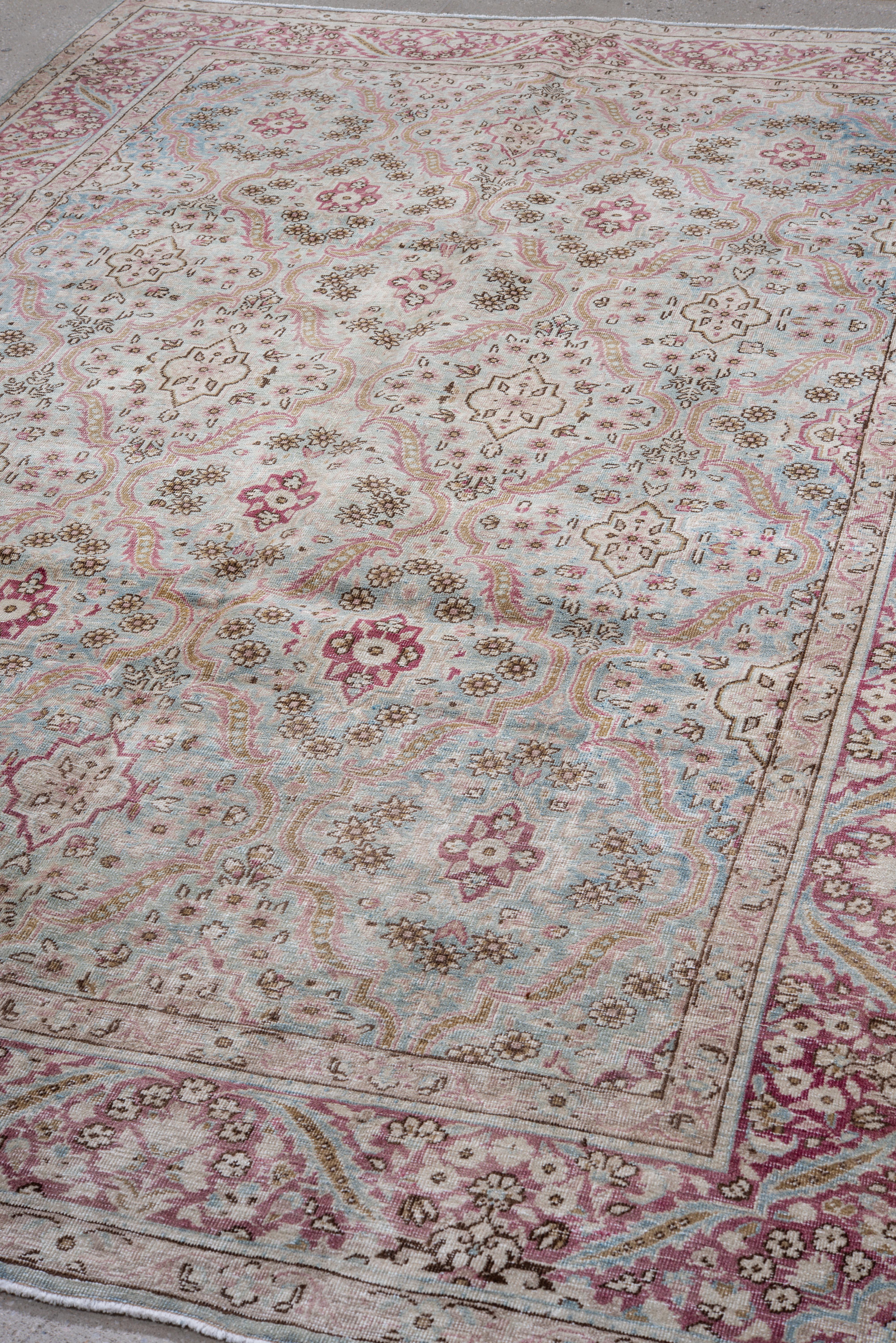 Tapis ancien de Kerman, treillis floral en rose tendre et ciel en vente 1