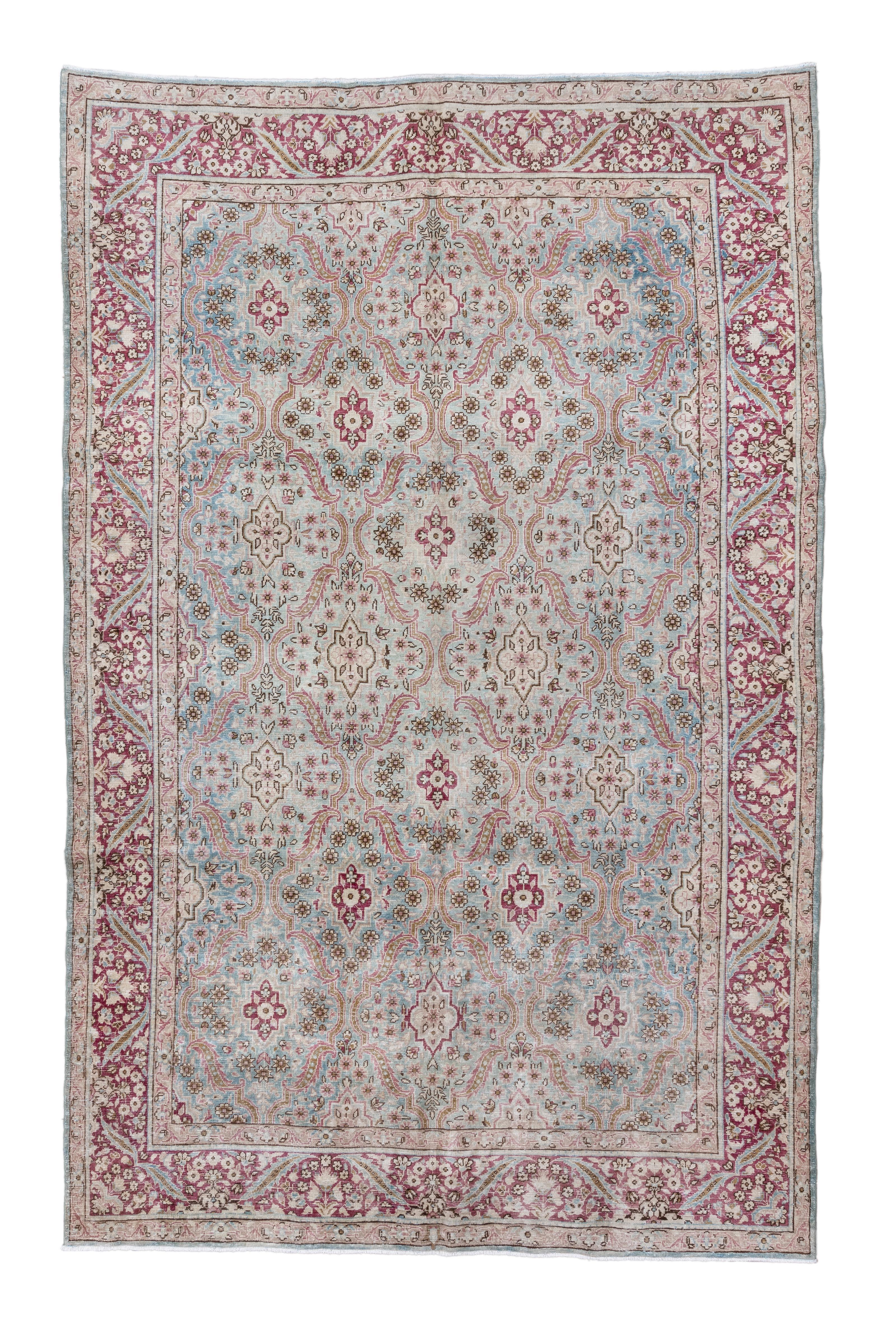 Tapis ancien de Kerman, treillis floral en rose tendre et ciel en vente