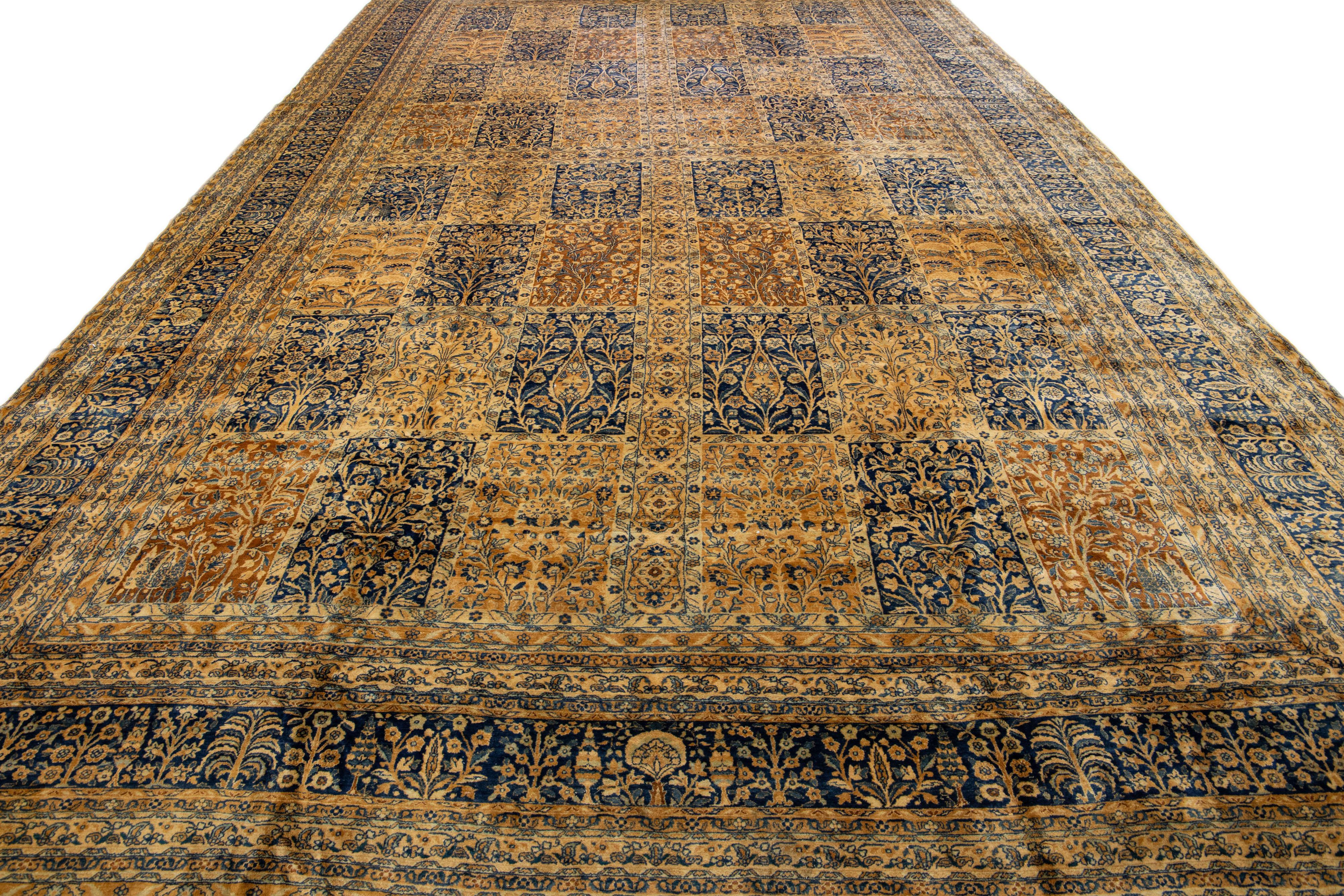 Kirman Ancien tapis Kerman en laine persane brun clair et bleu fait à la main avec motif sur toute sa surface en vente