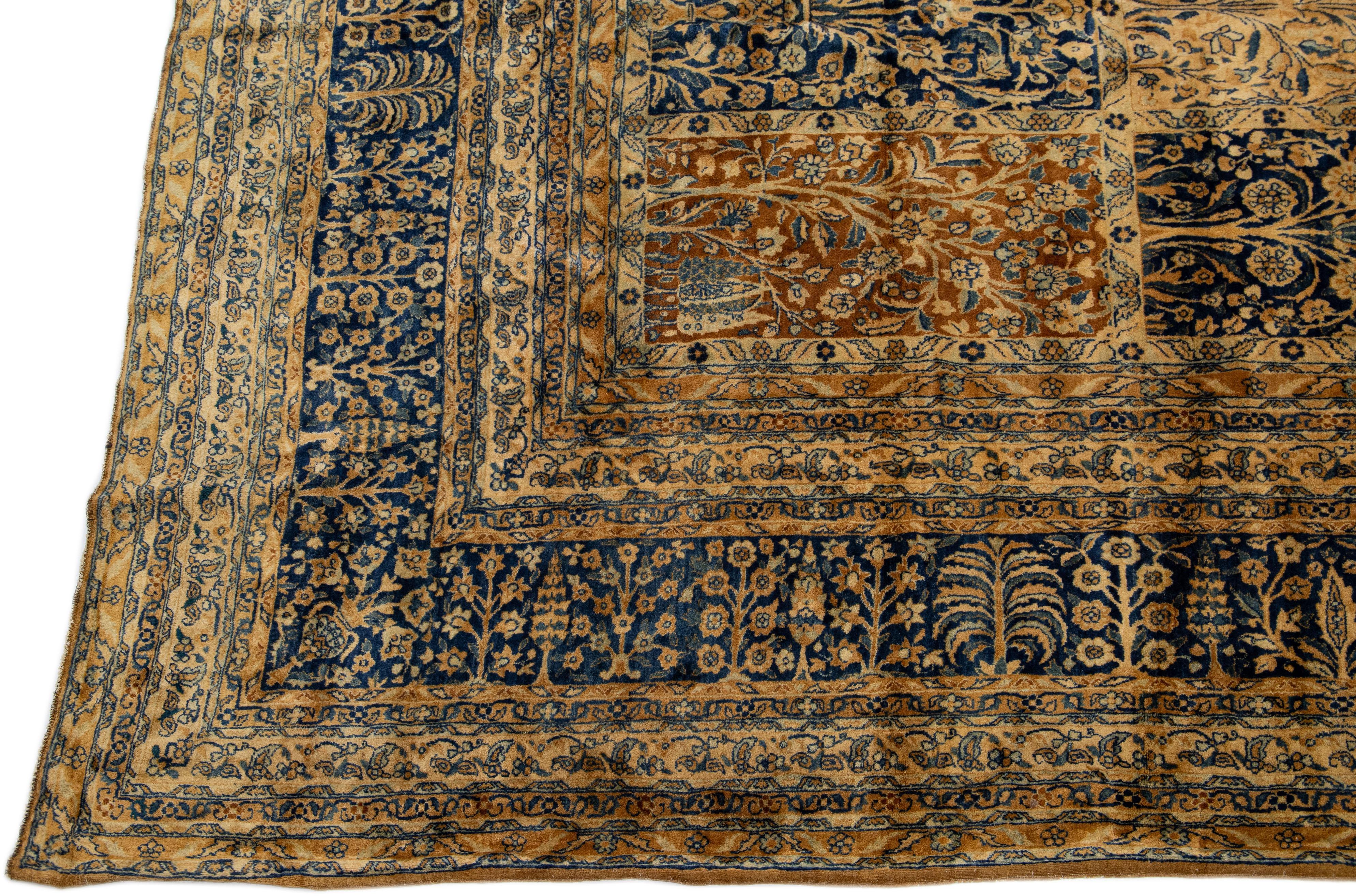 Perse Ancien tapis Kerman en laine persane brun clair et bleu fait à la main avec motif sur toute sa surface en vente