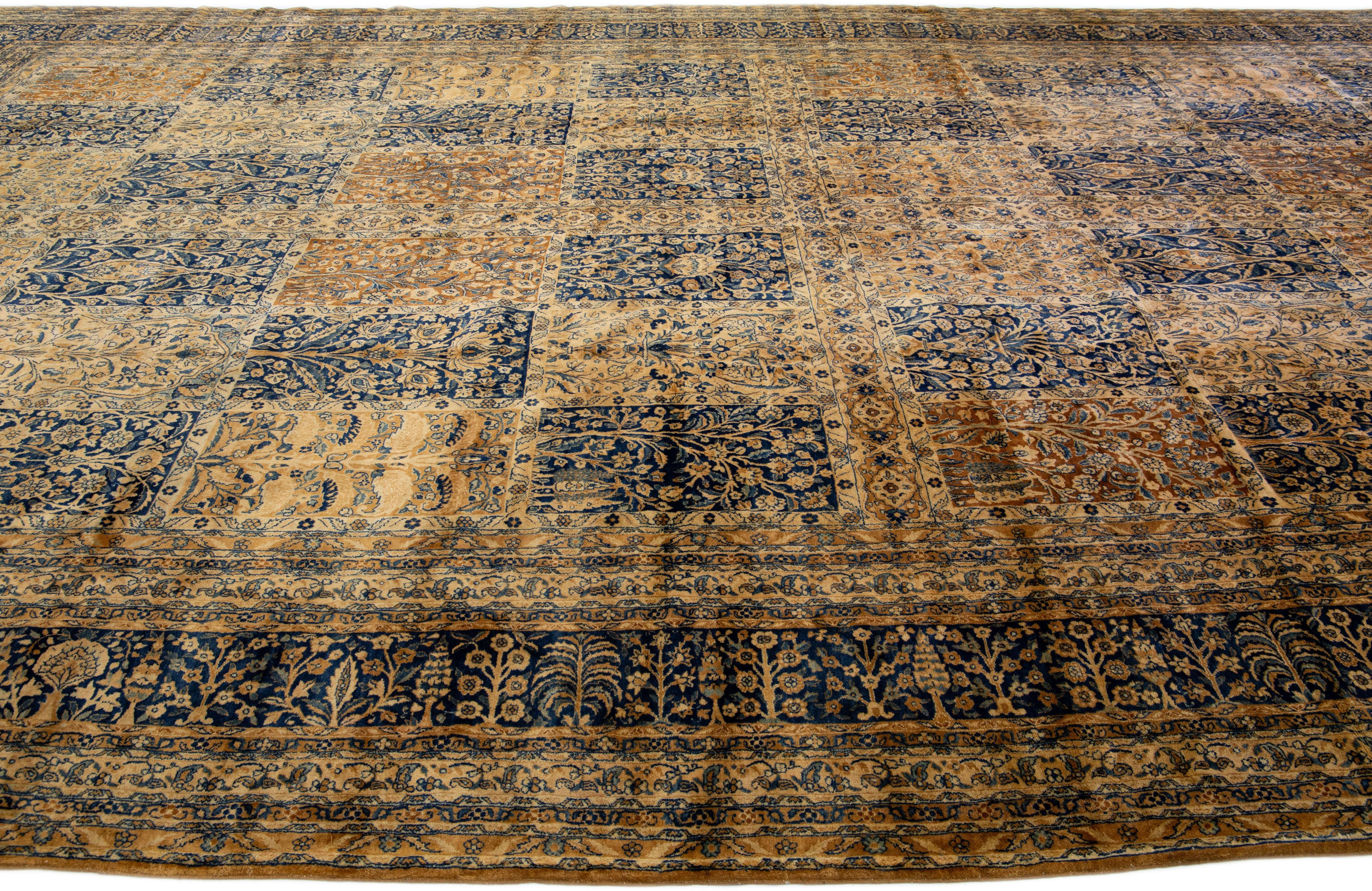 Noué à la main Ancien tapis Kerman en laine persane brun clair et bleu fait à la main avec motif sur toute sa surface en vente