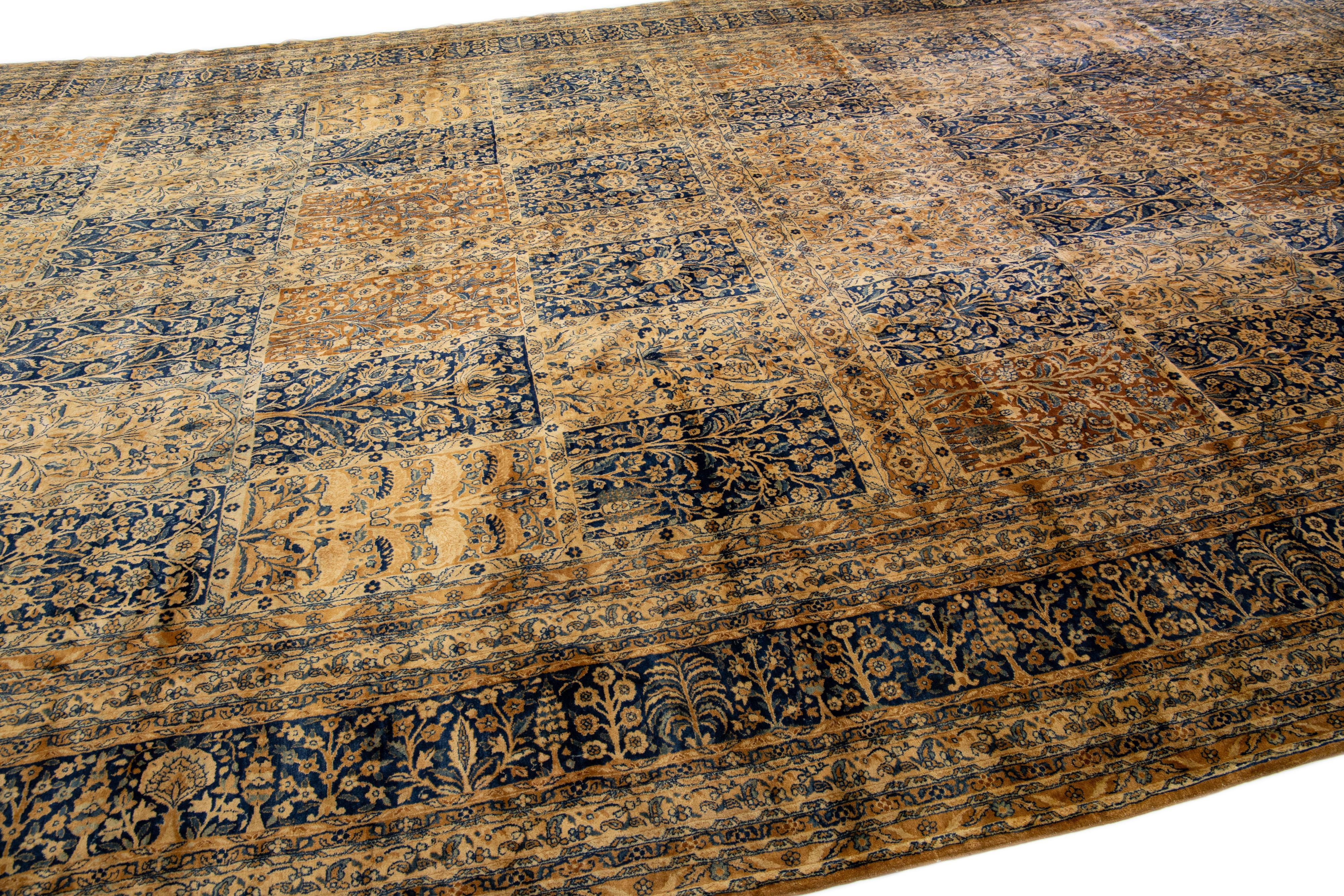 Ancien tapis Kerman en laine persane brun clair et bleu fait à la main avec motif sur toute sa surface Bon état - En vente à Norwalk, CT