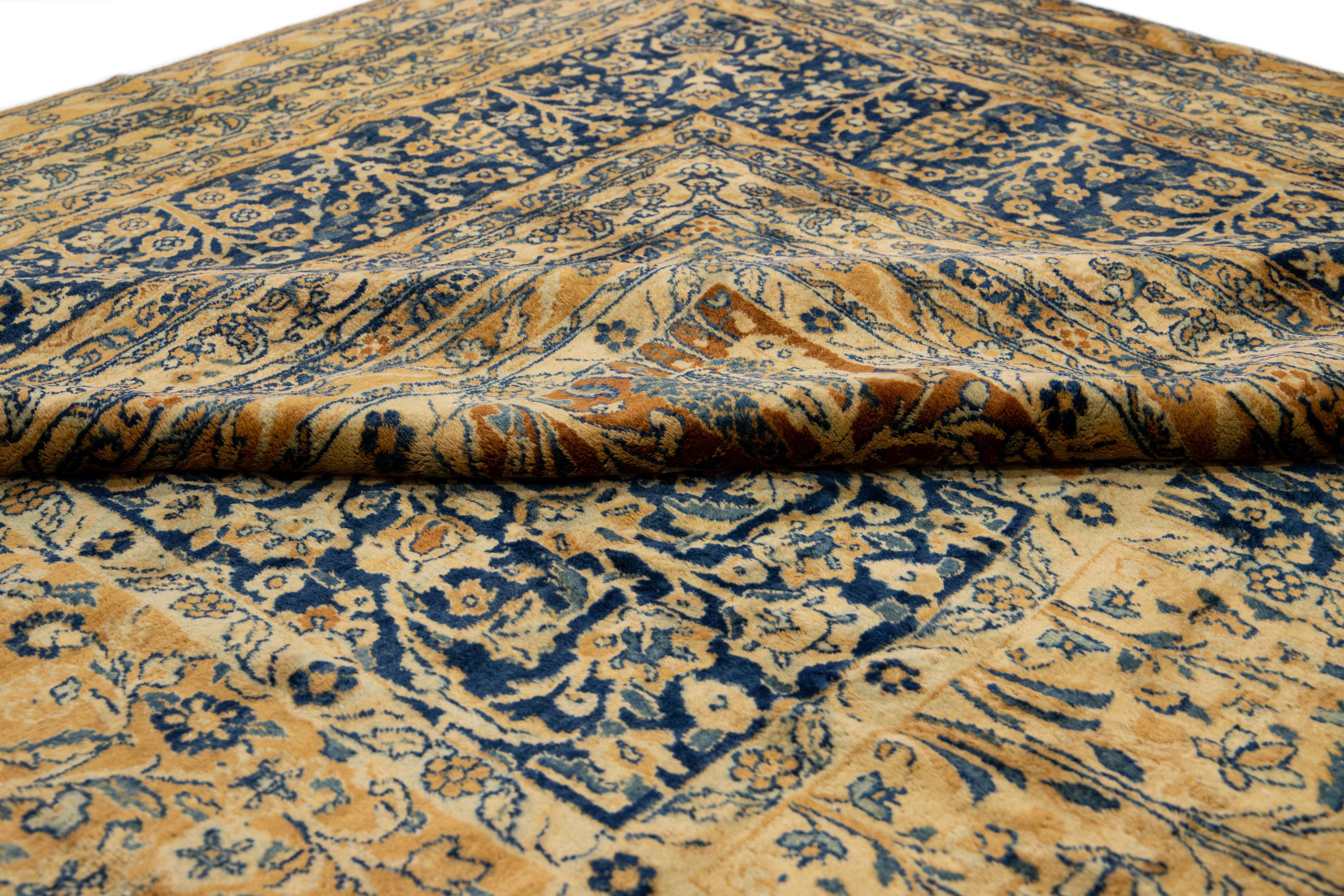20ième siècle Ancien tapis Kerman en laine persane brun clair et bleu fait à la main avec motif sur toute sa surface en vente