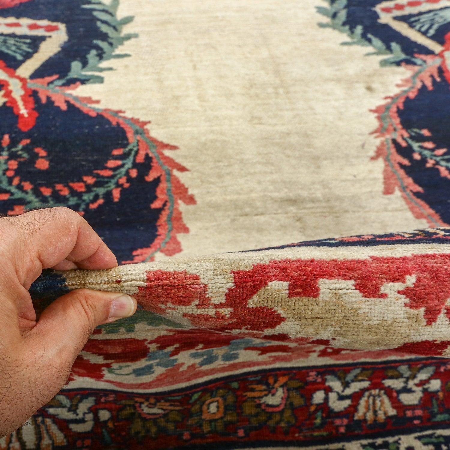 Antiker Kermanshah-Teppich aus Wolle und Baumwolle 15'4 X 11'2
 
 Wichtige Details:
 Flor: Wolle
 Fundament: Baumwolle
 Herkunft: Kermanshah
 Entwurf: Medaillon in der Mitte
 Geschätztes Alter: 150+
 Qualität (KPI): 250
 Condit: gleichmäßige