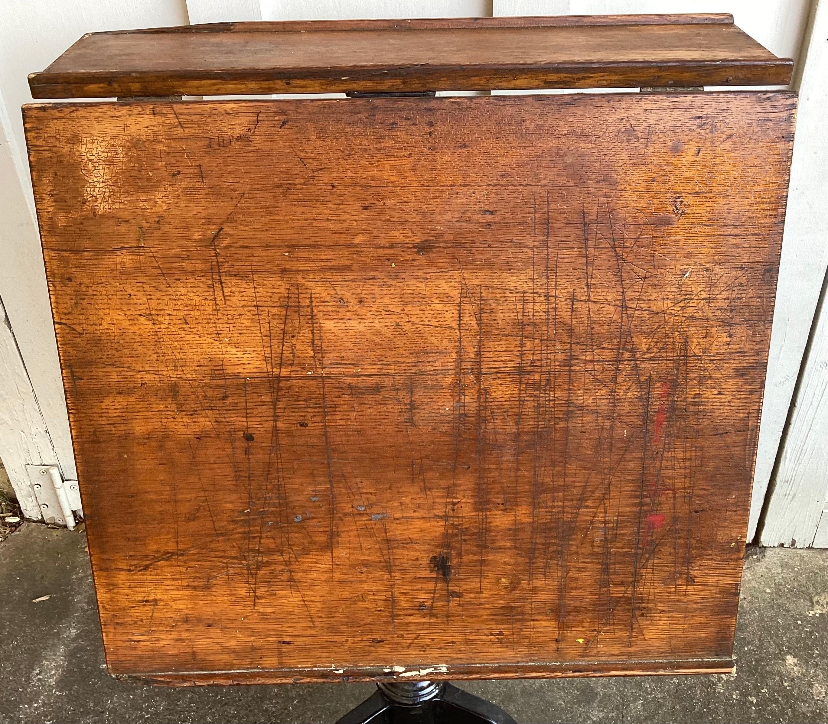 Ancienne table à dessin Keuffel & Esser avec base en fer... cette table va de 30 pouces de haut à 38 pouces de haut peut-être un peu plus si vous la poussez 24 pouces de large plateau en chêne d'origine. Il a été bien utilisé et la base semble avoir