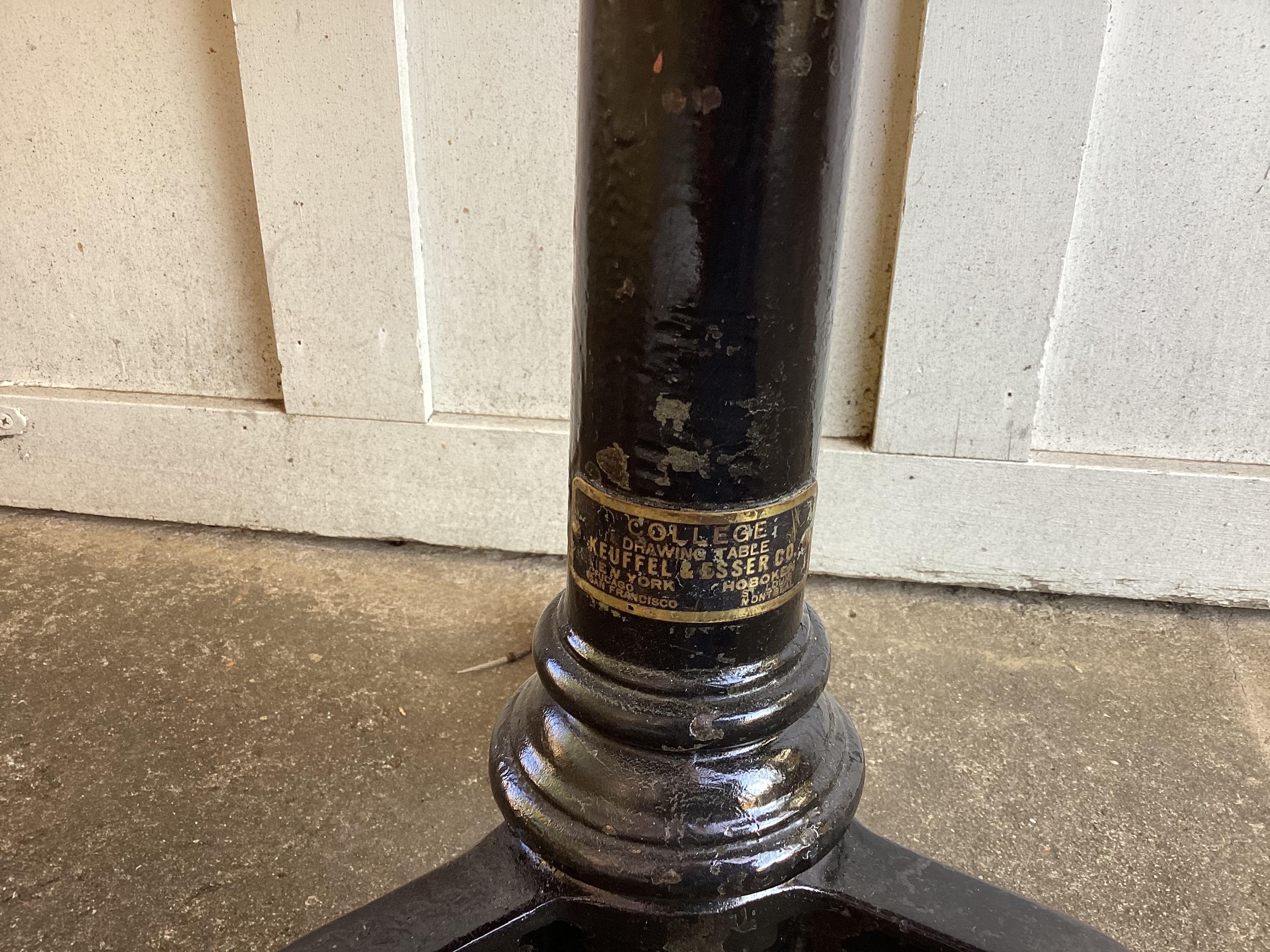 Industriel Ancienne table de fabrication Keuffel & Esser avec base en fer en vente
