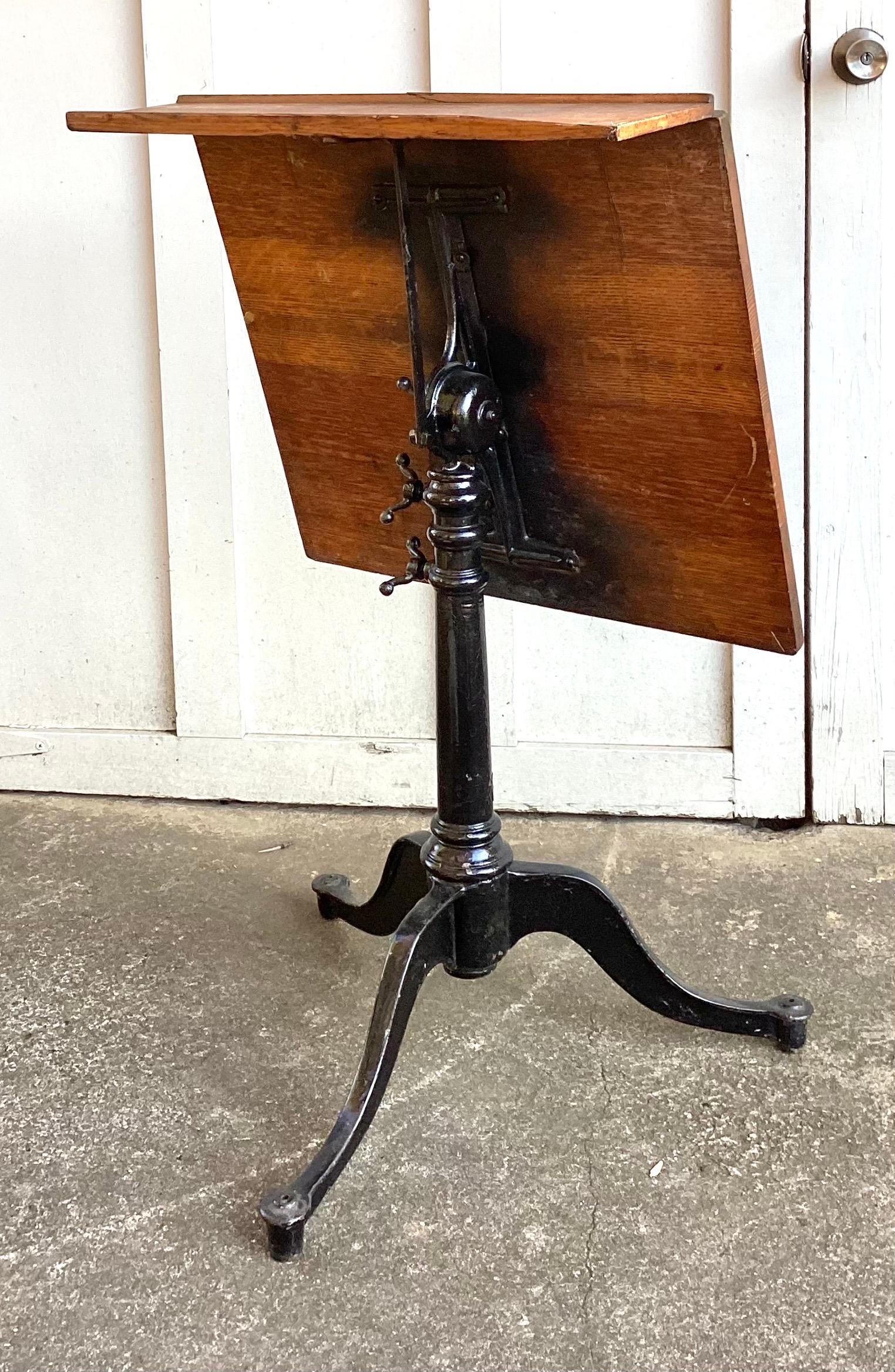 Américain Ancienne table de fabrication Keuffel & Esser avec base en fer en vente