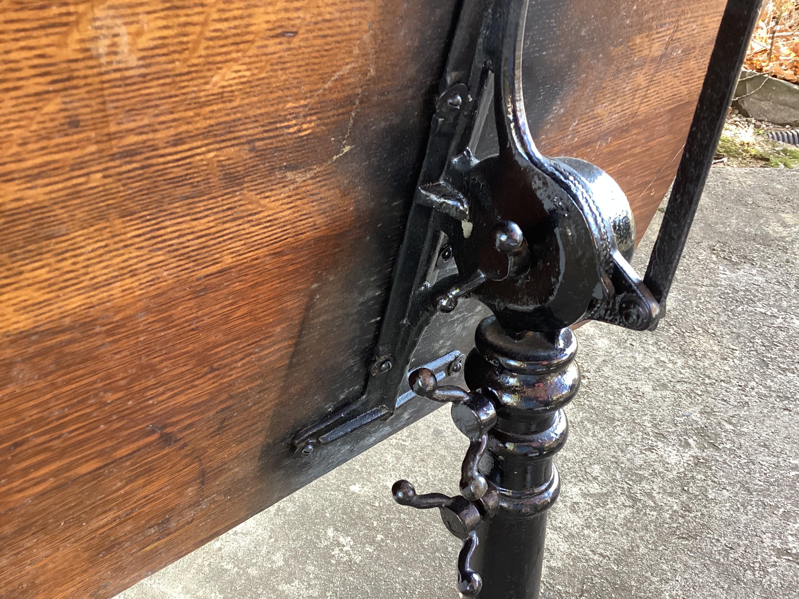 Ancienne table de fabrication Keuffel & Esser avec base en fer Bon état - En vente à Lambertville, NJ
