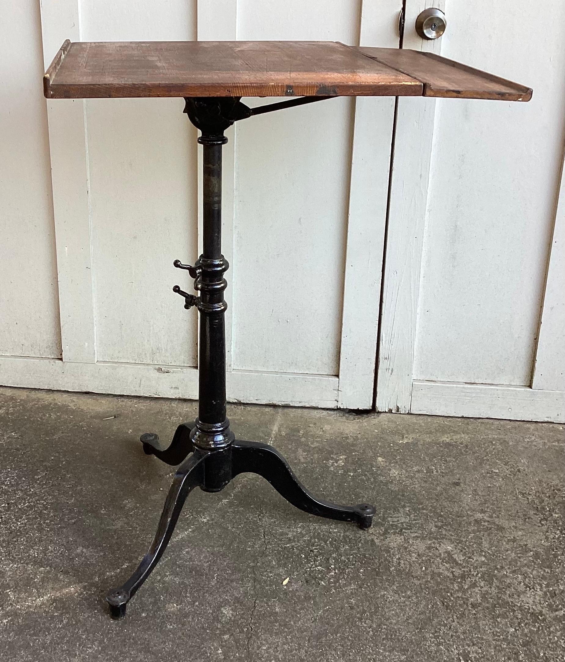 20ième siècle Ancienne table de fabrication Keuffel & Esser avec base en fer en vente