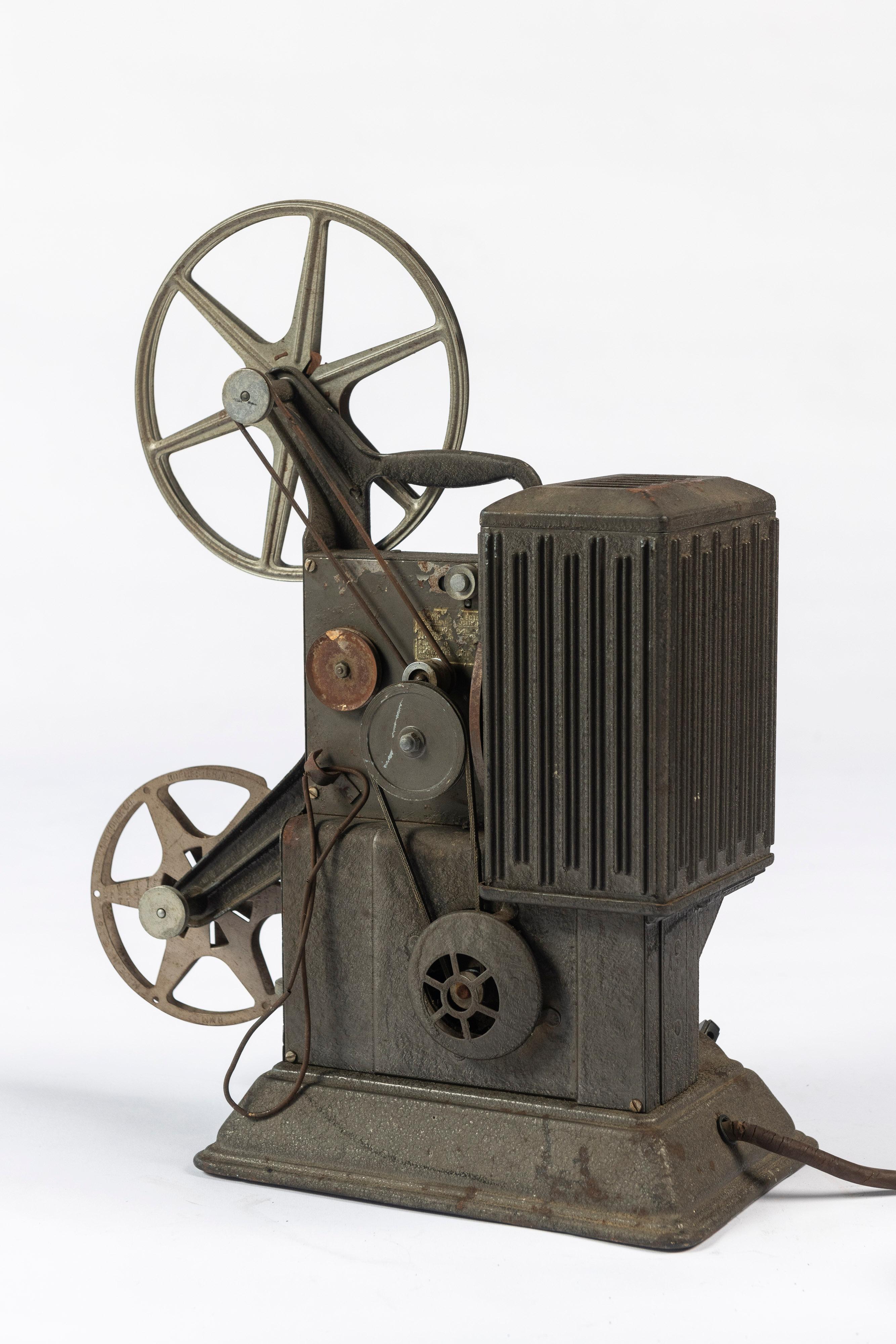 Antique Keystone 8 M.M. Film Projector, Model R-8, USA In Fair Condition For Sale In San Francisco, CA