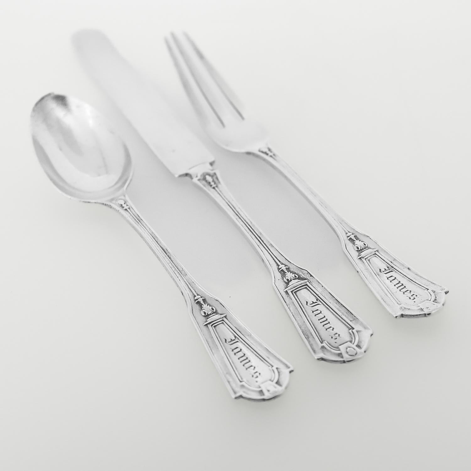 Un bel set di utensili per giovani in scatola.

Da Whiting.

In argento sterling.

Nel modello Keystone.

Comprende una forchetta, un coltello e un cucchiaio per giovani.

Insieme alla sua scatola di presentazione originale.

Inciso con 