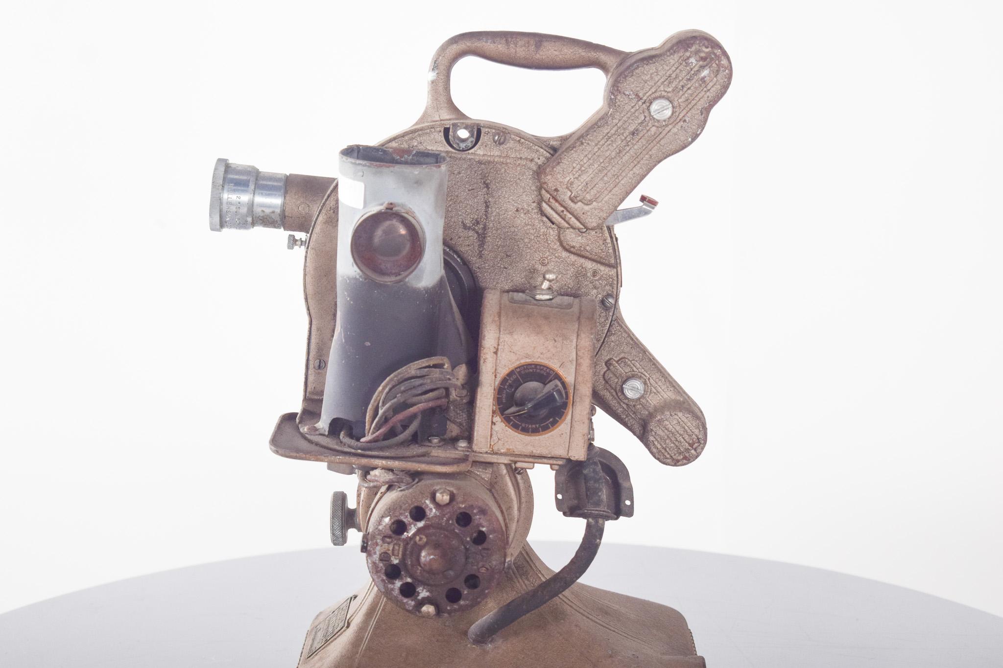 Ancienne machine de projection Keystone. Modèle K-160. Fabriqué par Keystone, MFG, Boston Mass, USA. La structure a une forme compacte et comprend une poignée en haut pour le transport. Il comporte plusieurs pièces mécaniques visibles, telles que
