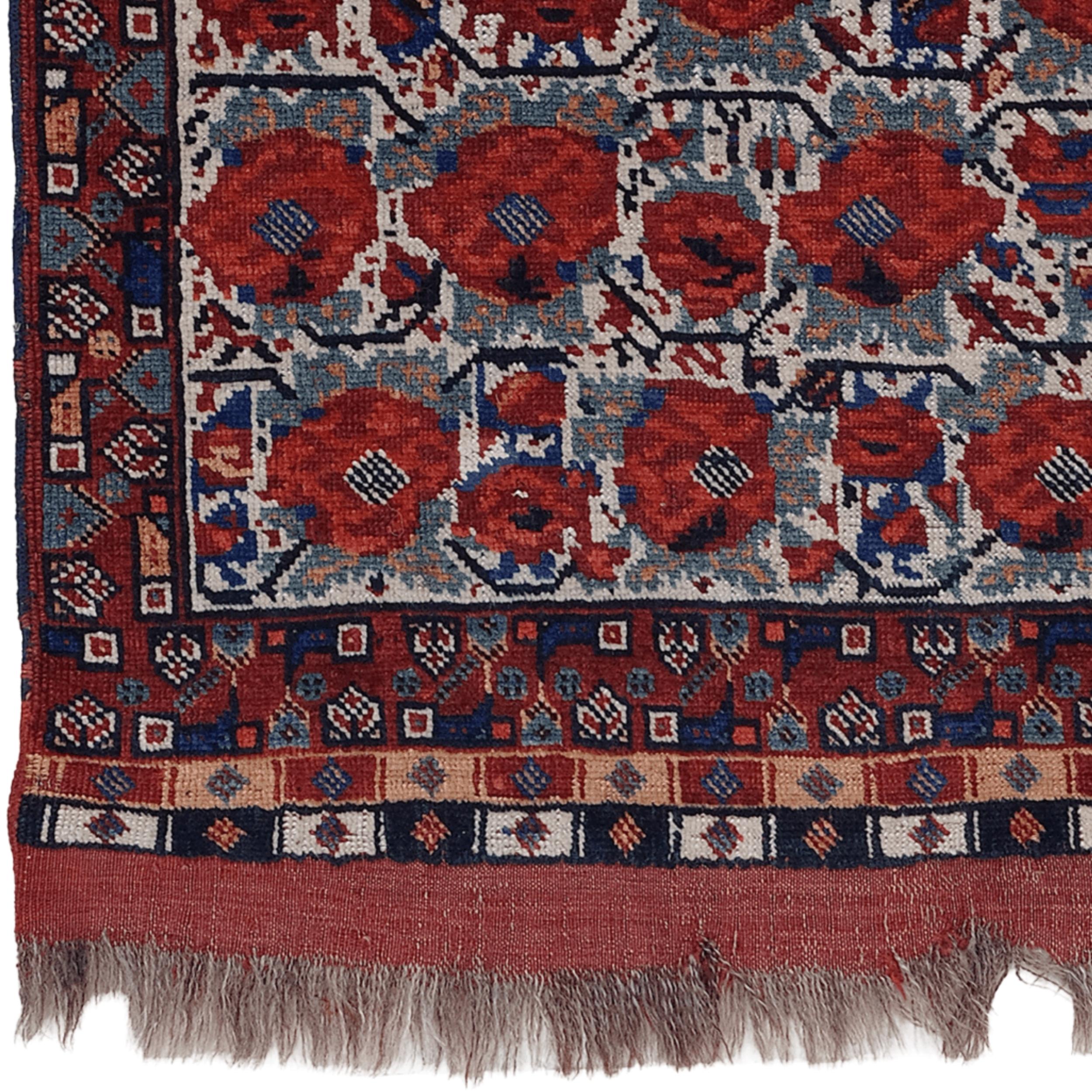 Zeitraum: Ende des 19. Jahrhunderts
Herkunft: Khamseh, Südwest-Iran
Abmessungen: 75×84 cm

Dieses fein gewebte Khamseh-Taschengesicht stammt aus dem Südwesten des Irans und wird auf das späte 19. Es repräsentiert die reichen Webtraditionen der