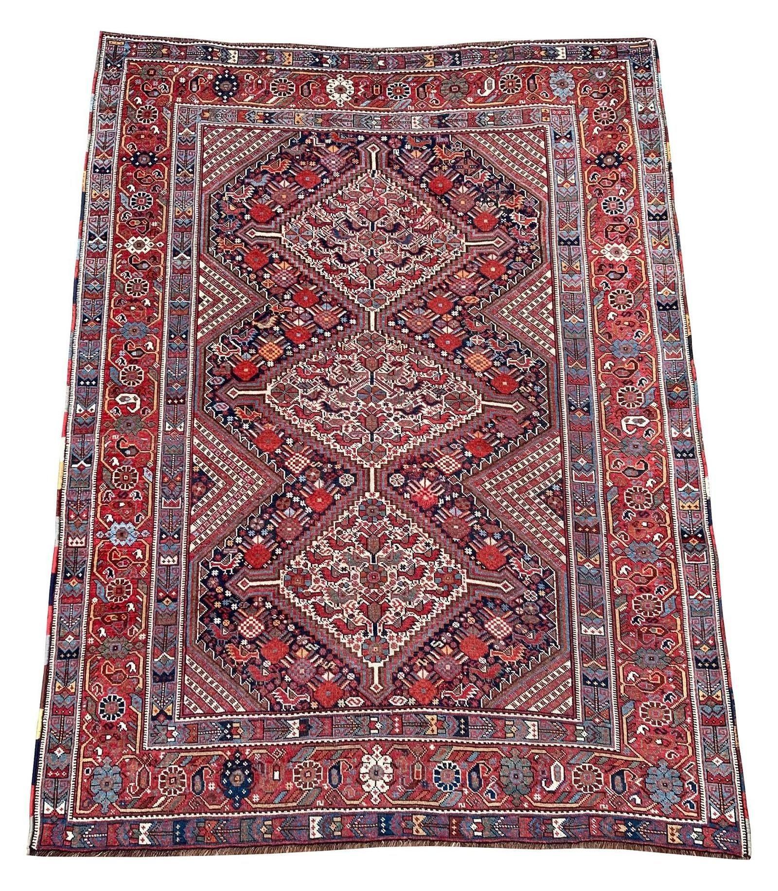 Un eccezionale tappeto Khamseh antico, tessuto a mano intorno al 1890 con un disegno a tre medaglioni di fiori stilizzati e le famose galline Khamseh su un campo indaco. Lana favolosa, ottime tinture e un pezzo altamente collezionabile.
Dimensioni