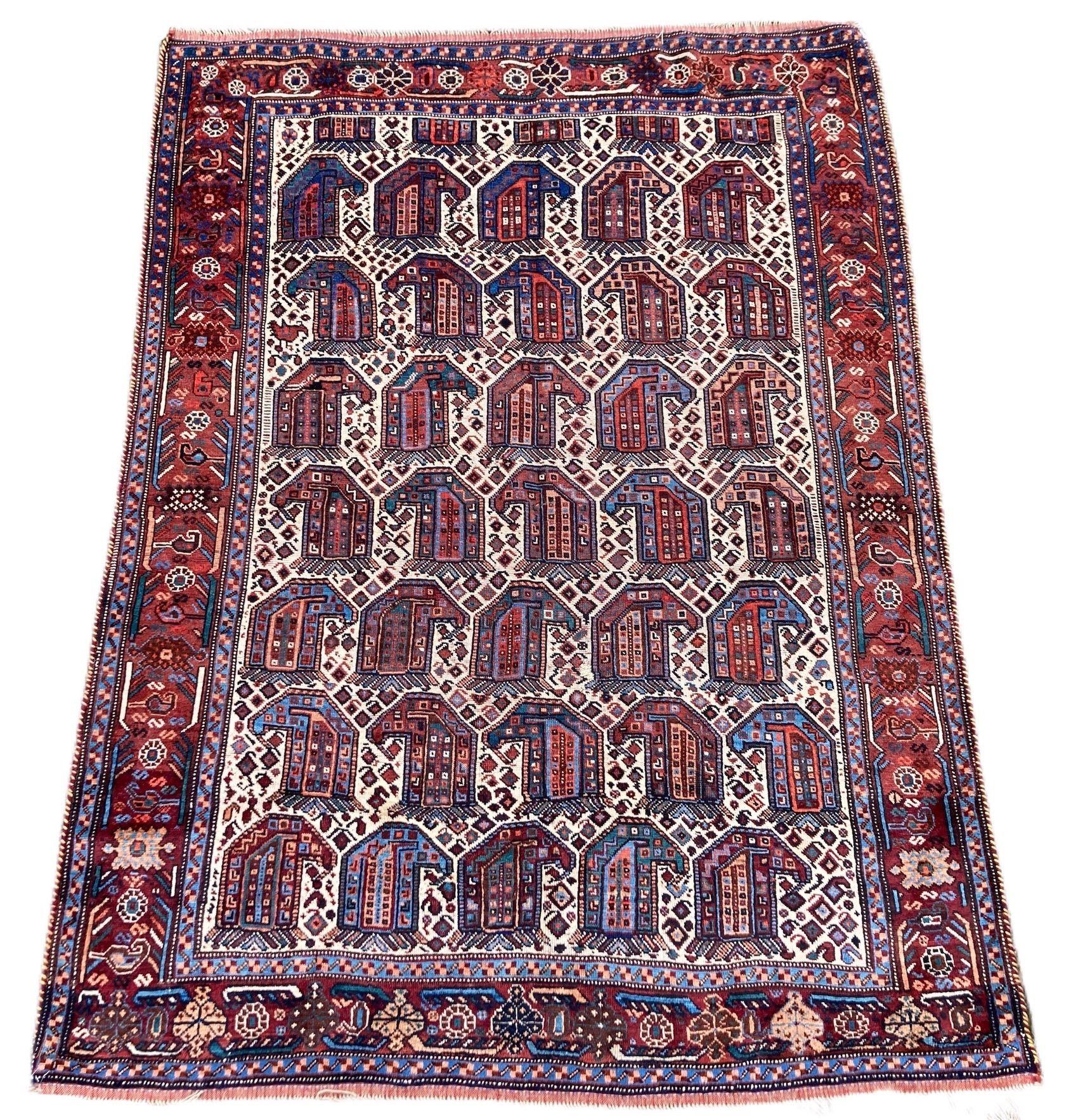 Ein schöner antiker Khamseh-Teppich, handgewebt um 1900 mit einem ganzflächigen Boteh-Muster auf einem elfenbeinfarbenen Feld und einer Terrakotta-Bordüre. Versuchen Sie, das einsame Khamseh-Huhn zu finden! Tolle Sekundärfarben und ein großartiges
