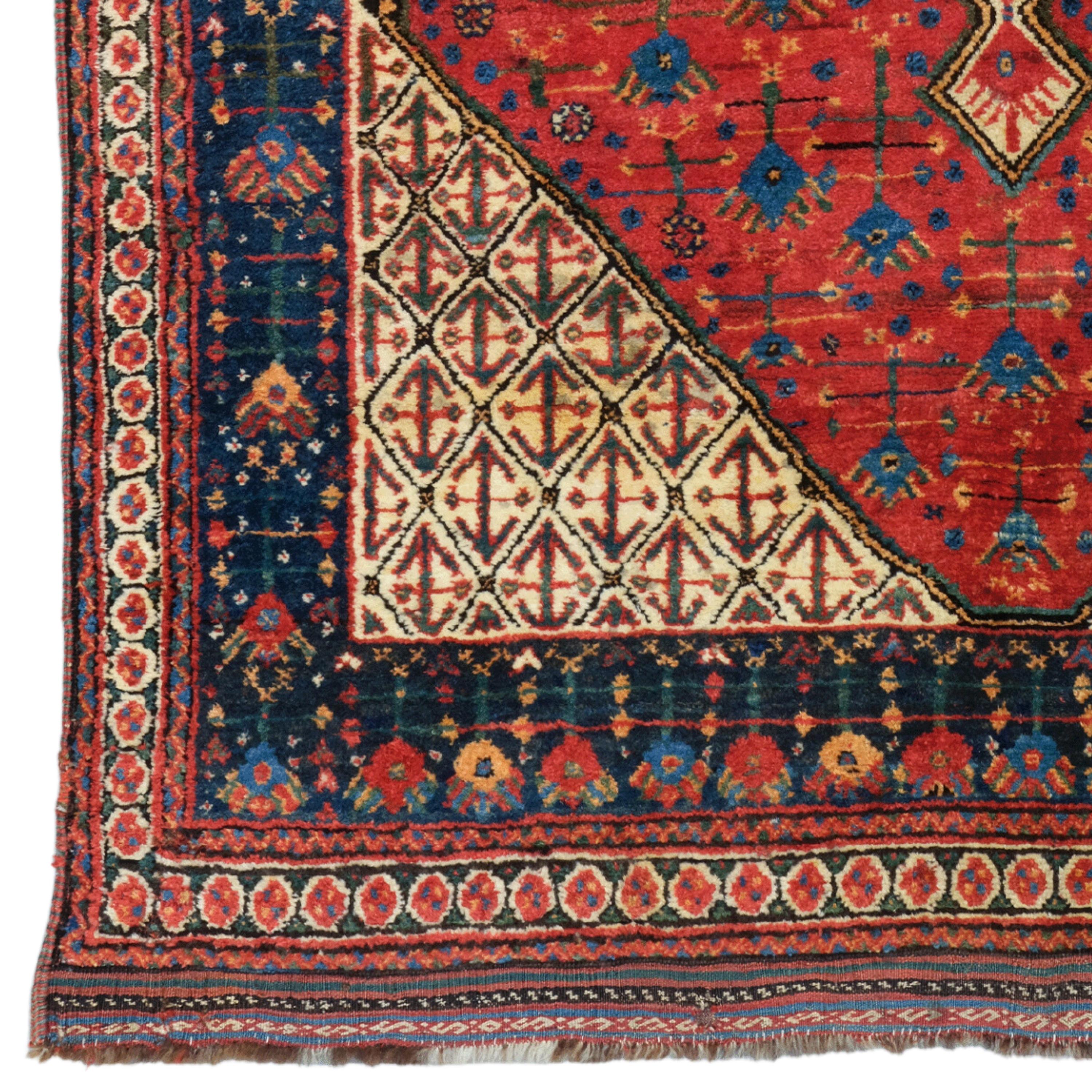 Antique Khamseh Rug - 19th Century Khamseh Rug

The Magnificence of the Historical Texture This antique Khamseh carpet is a work of art from the 19th century. Set on a rich red background, the diamond-shaped medallion and the intricate geometric and