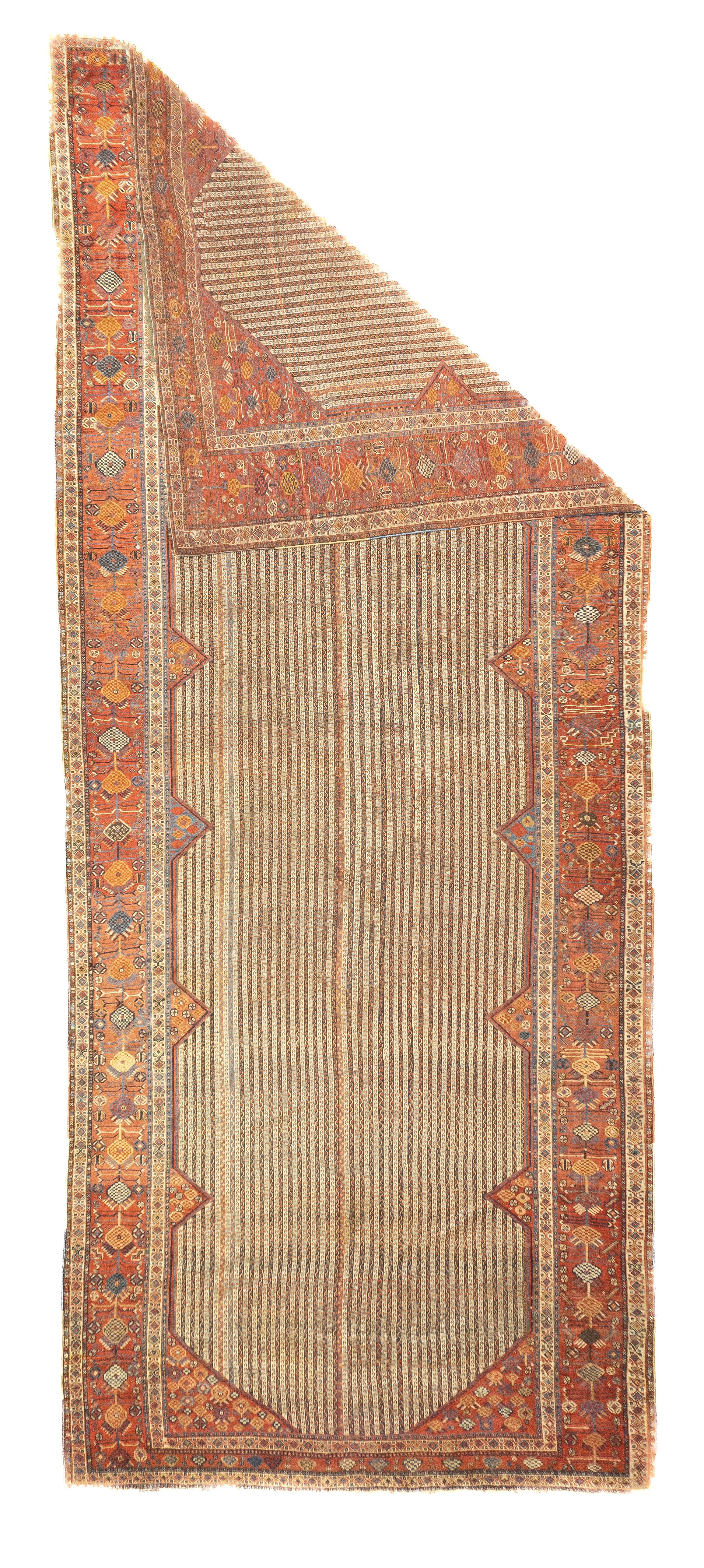 Tappeto antico Khamseh 6'4'' x 15'9''. Caratteristico campo a righe bitonali di canna di Khamseh e angoli pieni di fiori triangolari rossi. Bordo principale rosso tenue con fiori 