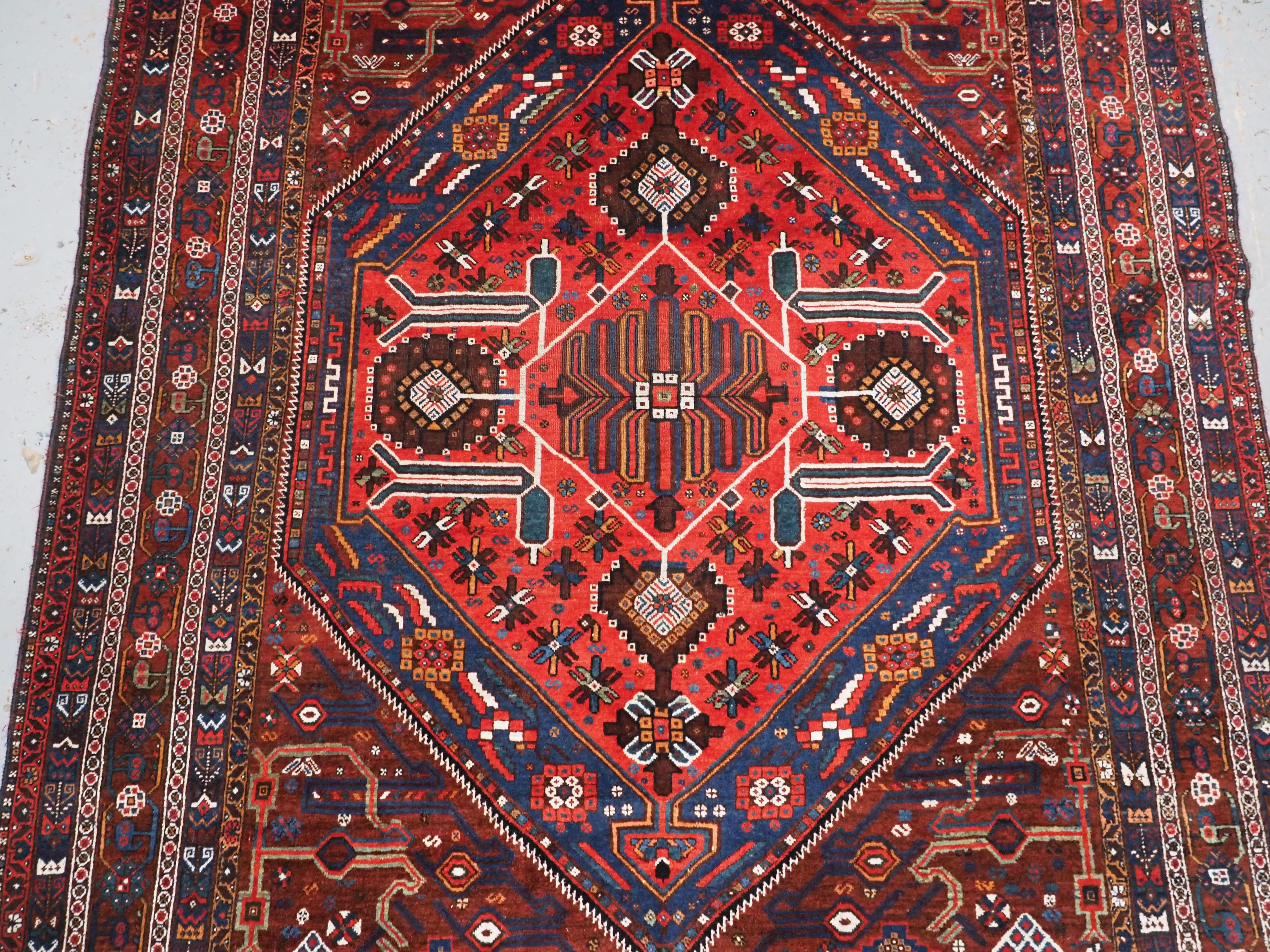 Antique  Khamseh Rug with large medallion design.  Circa 1900. In Good Condition For Sale In Moreton-In-Marsh, GB