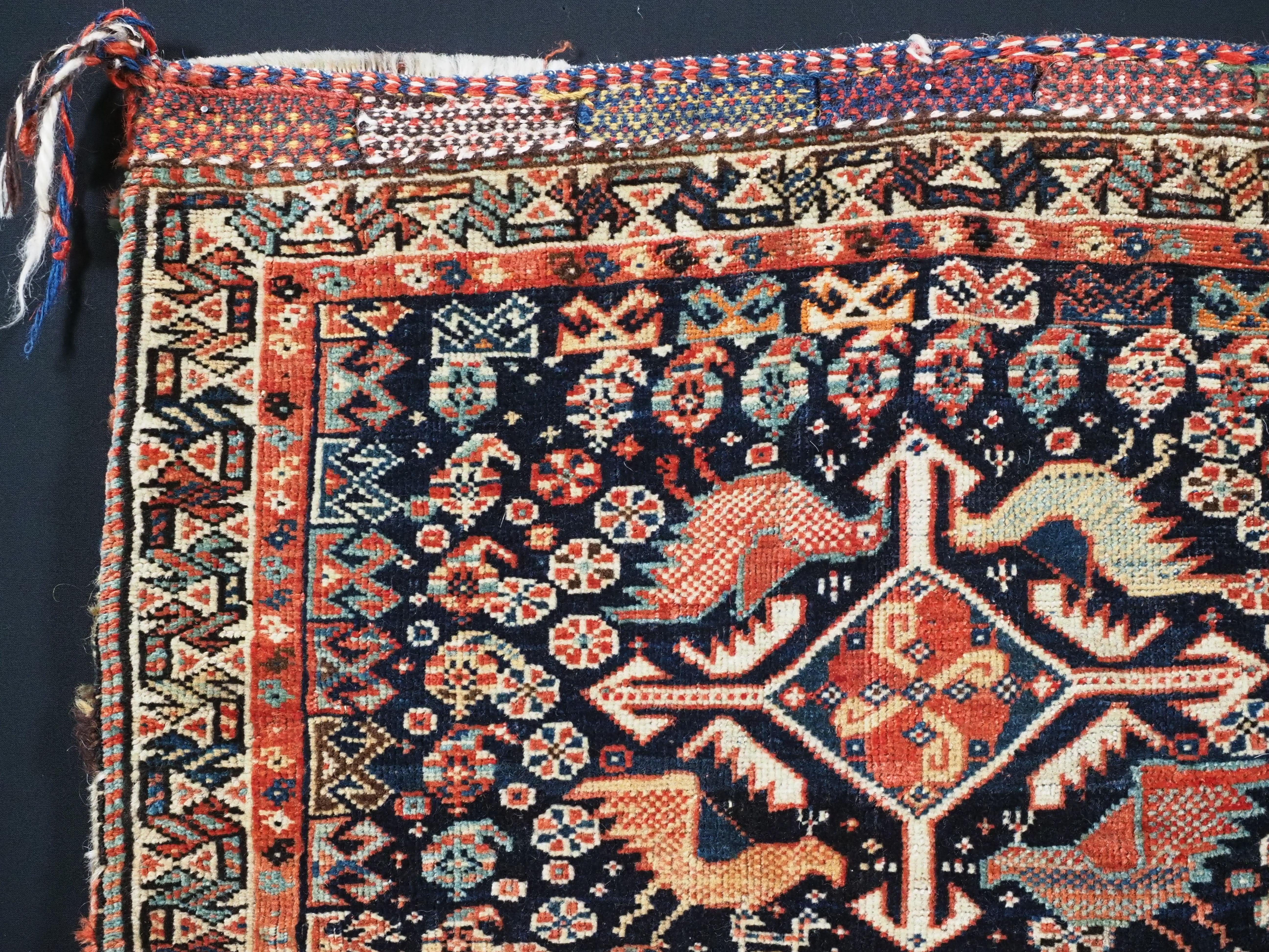 Größe: 61 x 47 cm (2ft 0in x 1ft 7in).

Antike Khamseh-Satteltasche mit „Vogel“-Design.

Um 1880.

Diese außergewöhnliche kleine Tasche ist fein gewebt mit weicher Wolle und hervorragenden Farbstoffen. Das Design ist eines der begehrtesten auf