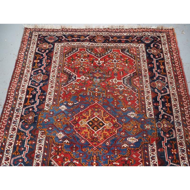Antiker südwestpersischer Khamseh-Stammesteppich mit großem Medaillon-Design
CIRCA 1900

Eine gute Khamseh Stammes-Teppich mit einem interessanten Design eines großen indigoblauen Medaillon, das zu brechen scheint in die Grenzen gibt es eine florale