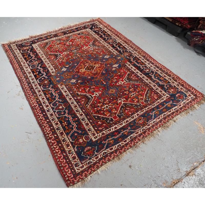 Antiker Khamseh-Stammesteppich, interessantes Medaillon-Design, um 1900 (Stammeskunst) im Angebot