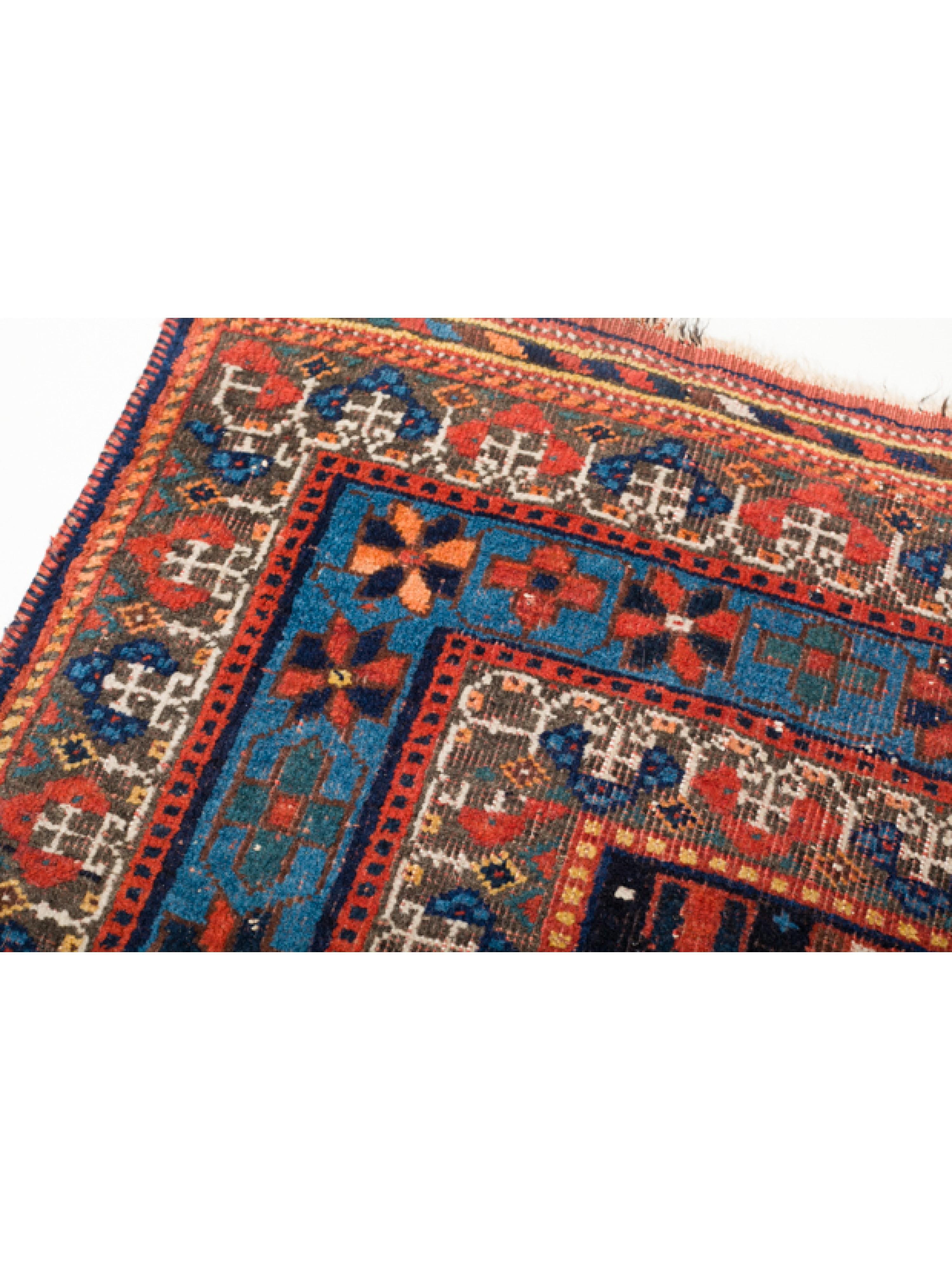 Ce magnifique tapis Khamseh antique, tissé à la main dans le sud de l'Iran entre la fin du XIXe et le début du XXe siècle, reflète l'esprit et la vitalité de l'art tribal Qashqai. Mesurant 133 cm sur 195 cm (4'4