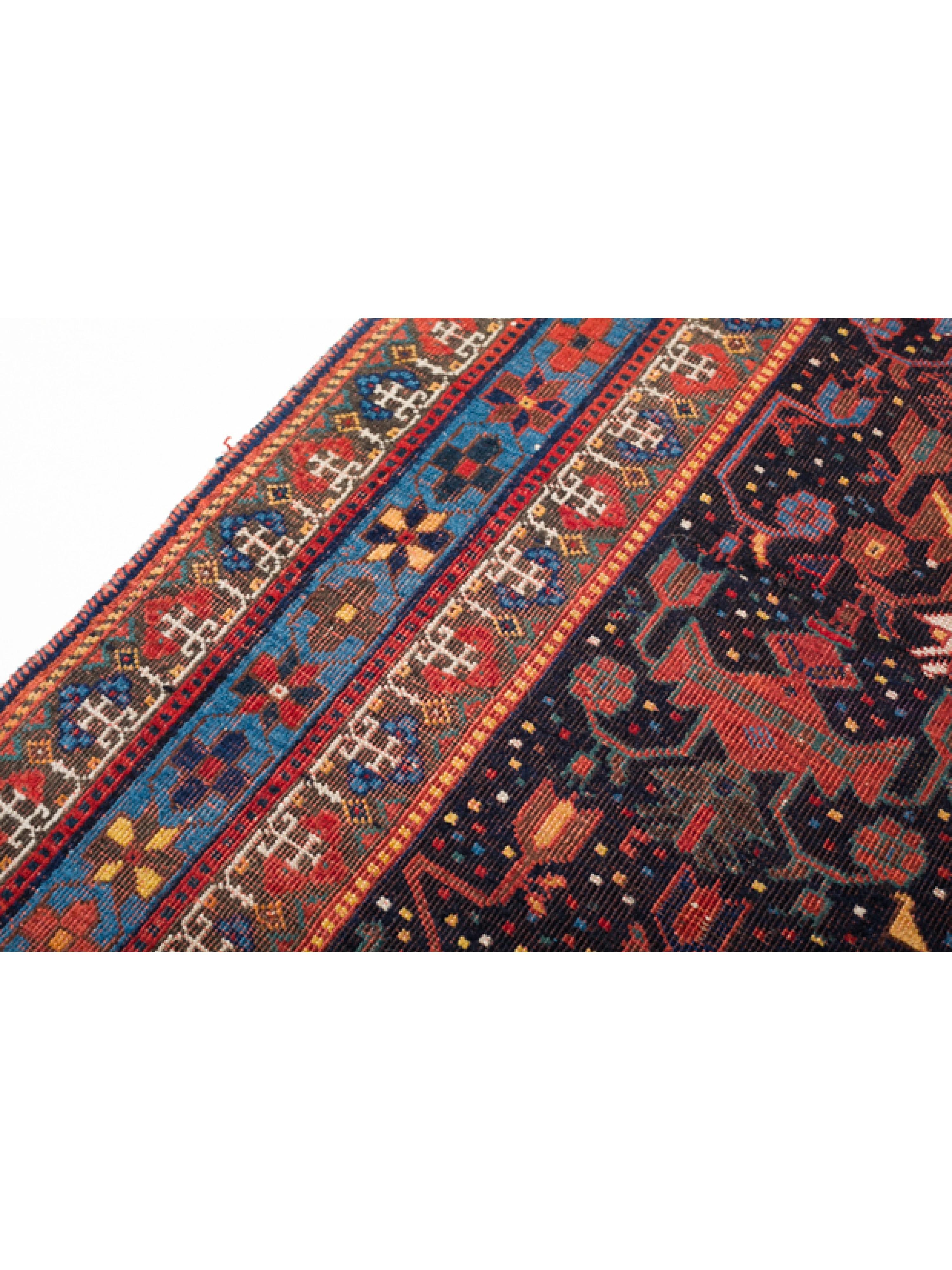 Turc Tapis ancien en laine Khamseh avec oiseaux et motifs géométriques Tapis tribal naturel en vente