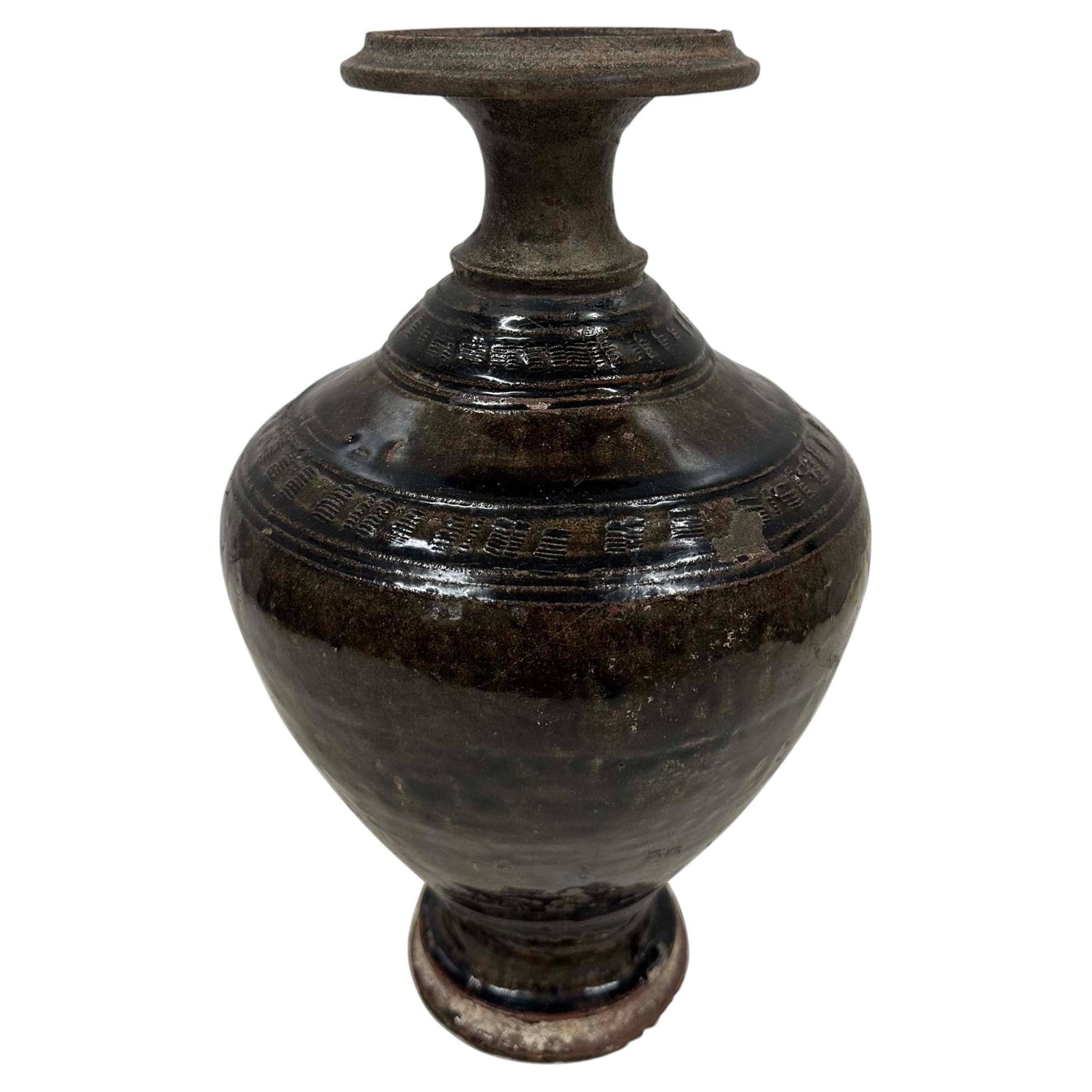 Vase balustre antique en grès khmer de la période d'Angkor