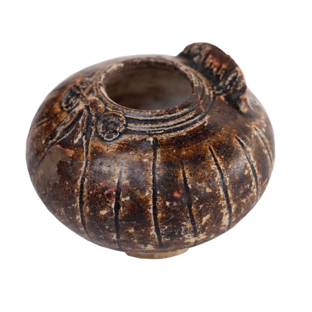 Pot de chaux khmer. Une jarre globulaire trapue en grès en forme d'oiseau recouverte d'une glaçure brun olive s'arrêtant avant le pied surélevé, taillé à la corde, présentant le biscuit beige, un bec de hibou et des yeux saillants en relief sur