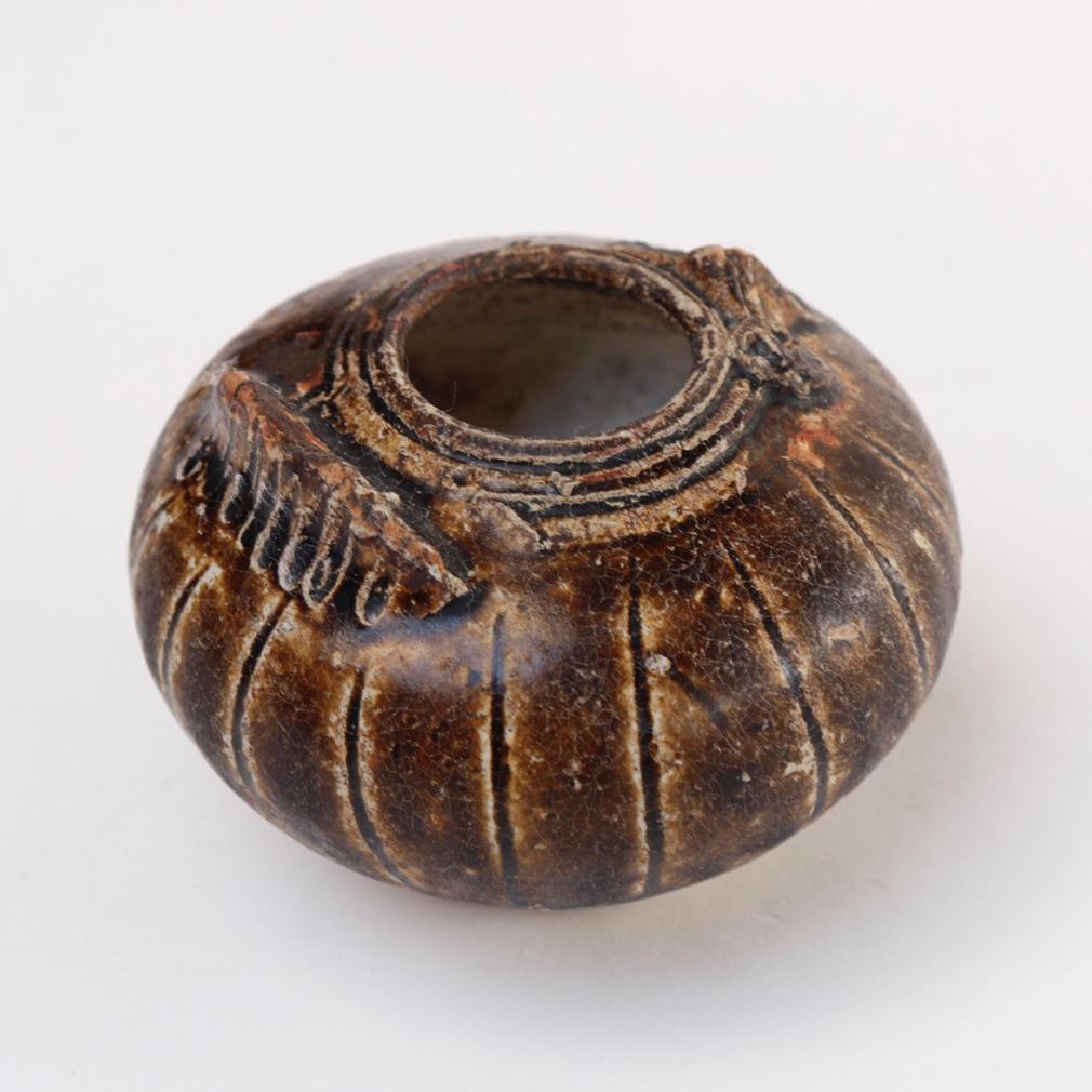 Cambodgien Ancien pot à chaux khmer en céramique en forme d'oiseau en vente