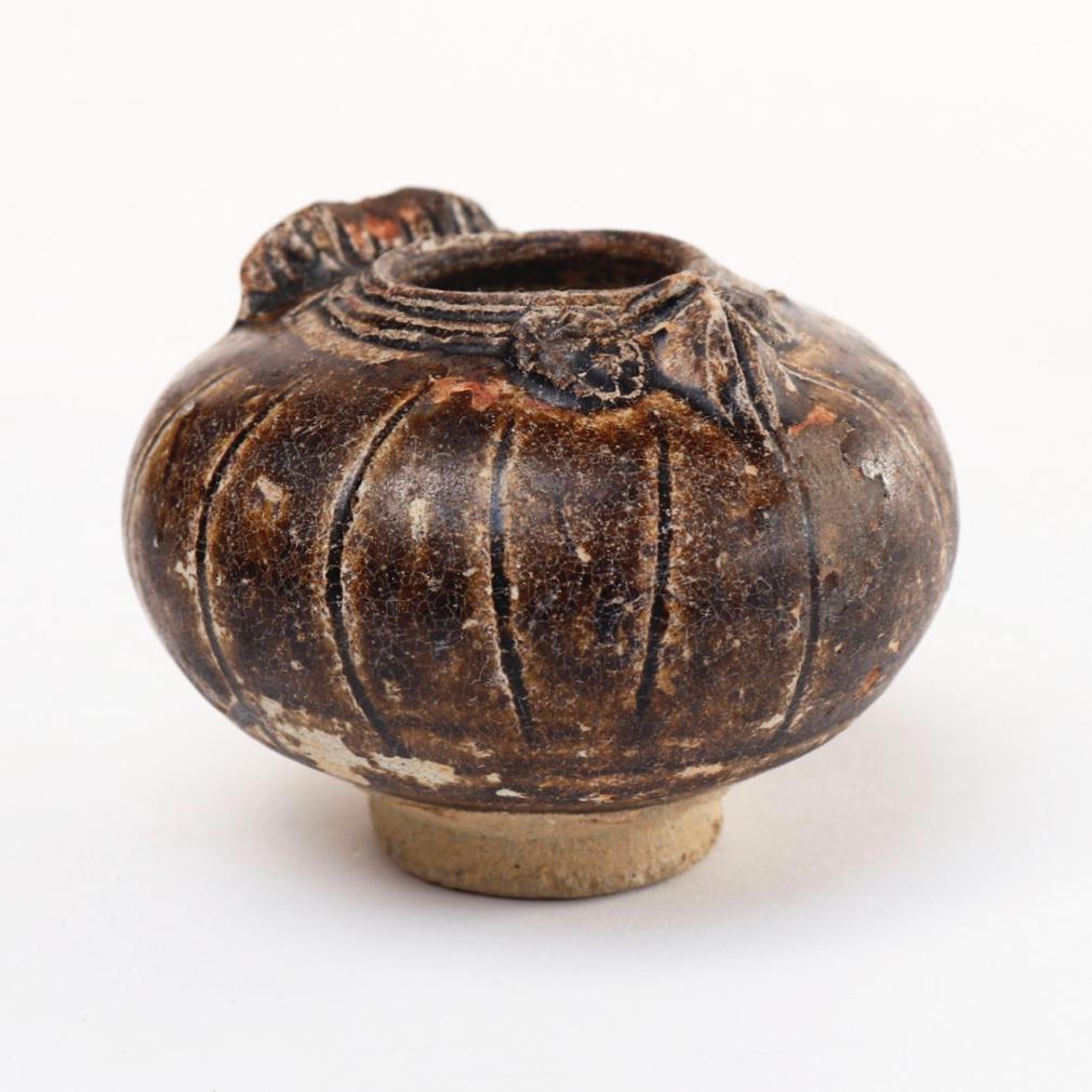 Vernissé Ancien pot à chaux khmer en céramique en forme d'oiseau en vente