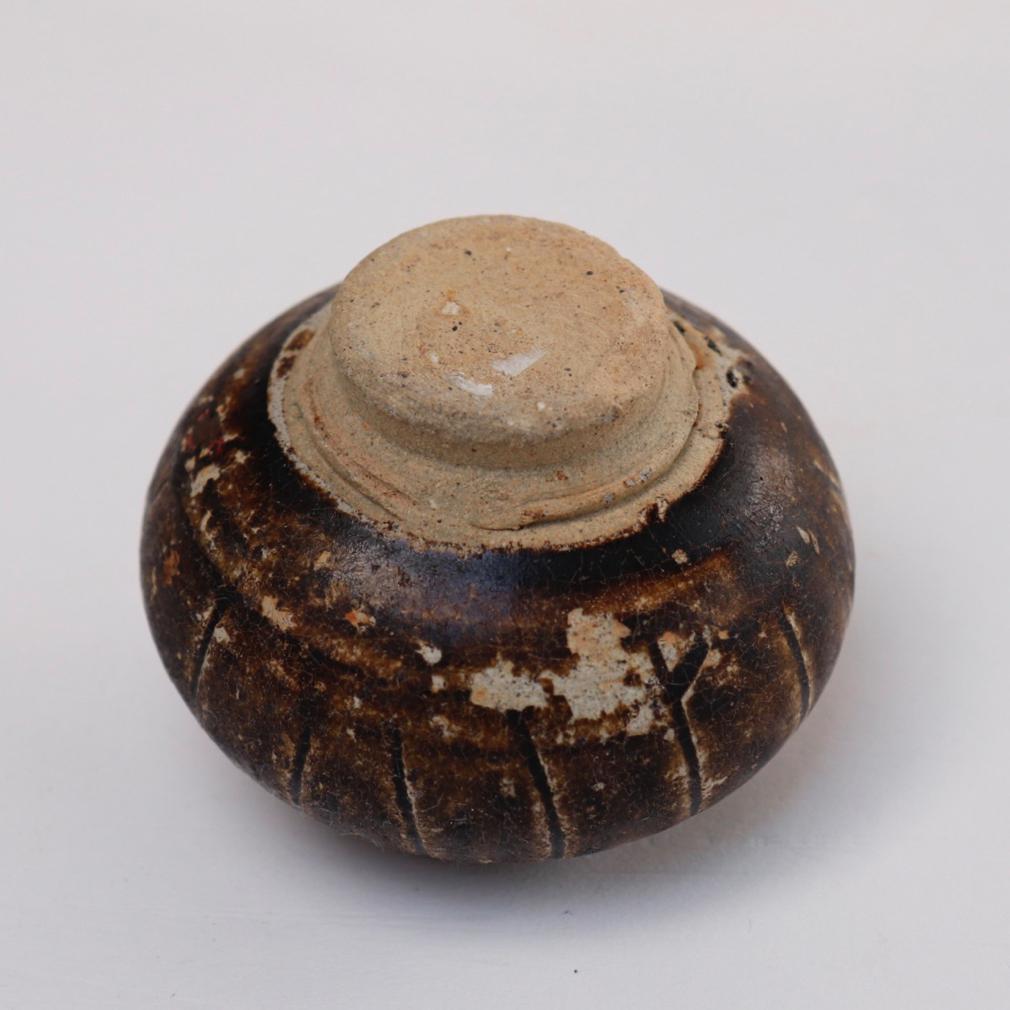 XVIIIe siècle et antérieur Ancien pot à chaux khmer en céramique en forme d'oiseau en vente