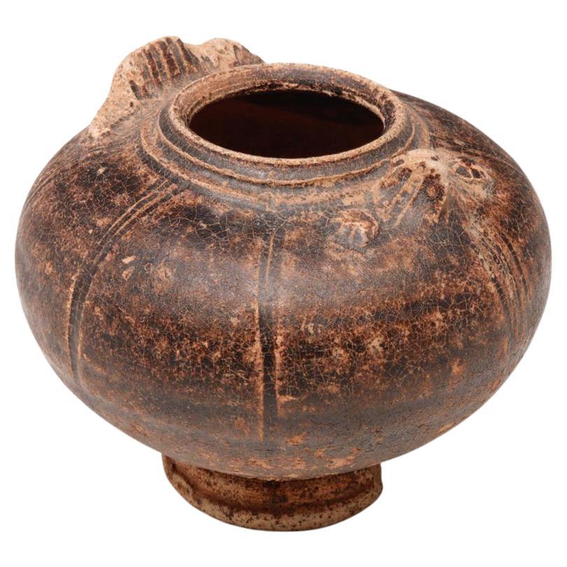 Antico vaso in ceramica Khmer a forma di uccello