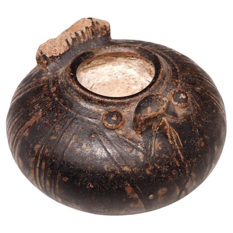 Antico vaso in ceramica Khmer a forma di uccello