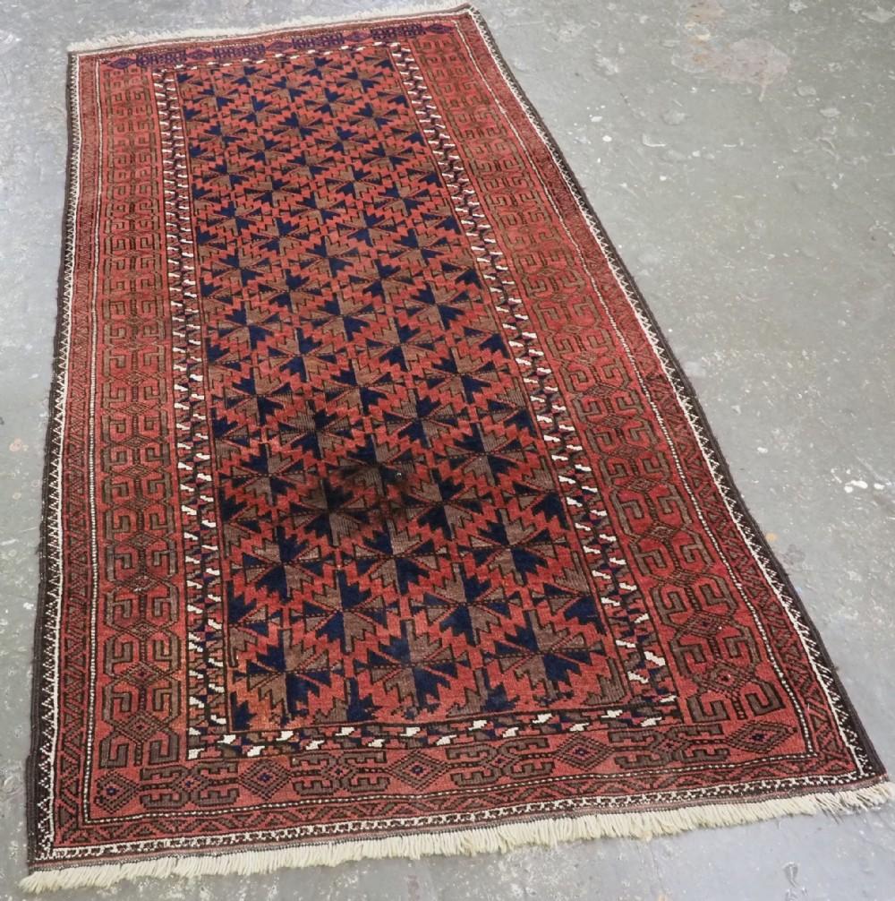 Antiker Belutsch-Teppich aus der ostpersischen Provinz Khorasan, mit durchgehendem 