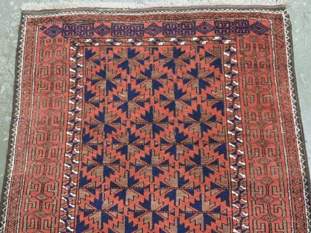 Antiker Khorasanischer Baluch-Teppich mit Weidenblattmuster, um 1900/20 im Zustand „Gut“ im Angebot in Moreton-In-Marsh, GB