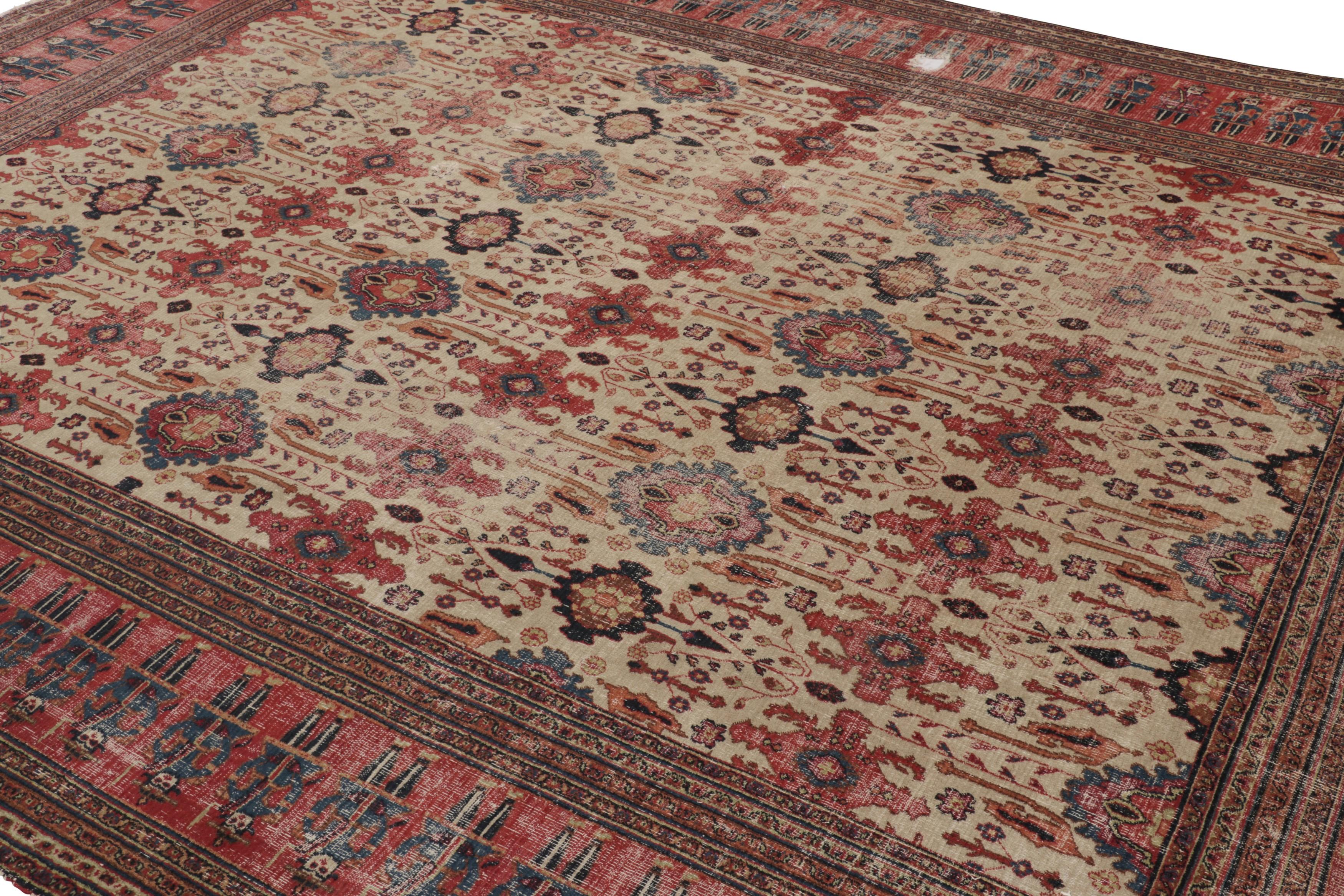 Questo tappeto antico 10x13 di provenienza Khorassan è una nuova e ricca curatela della collezione di classici persiani di Rug & Kilim: un reperto particolarmente unico tra le opere di una celebre tradizione di tessitura, realizzato con lana