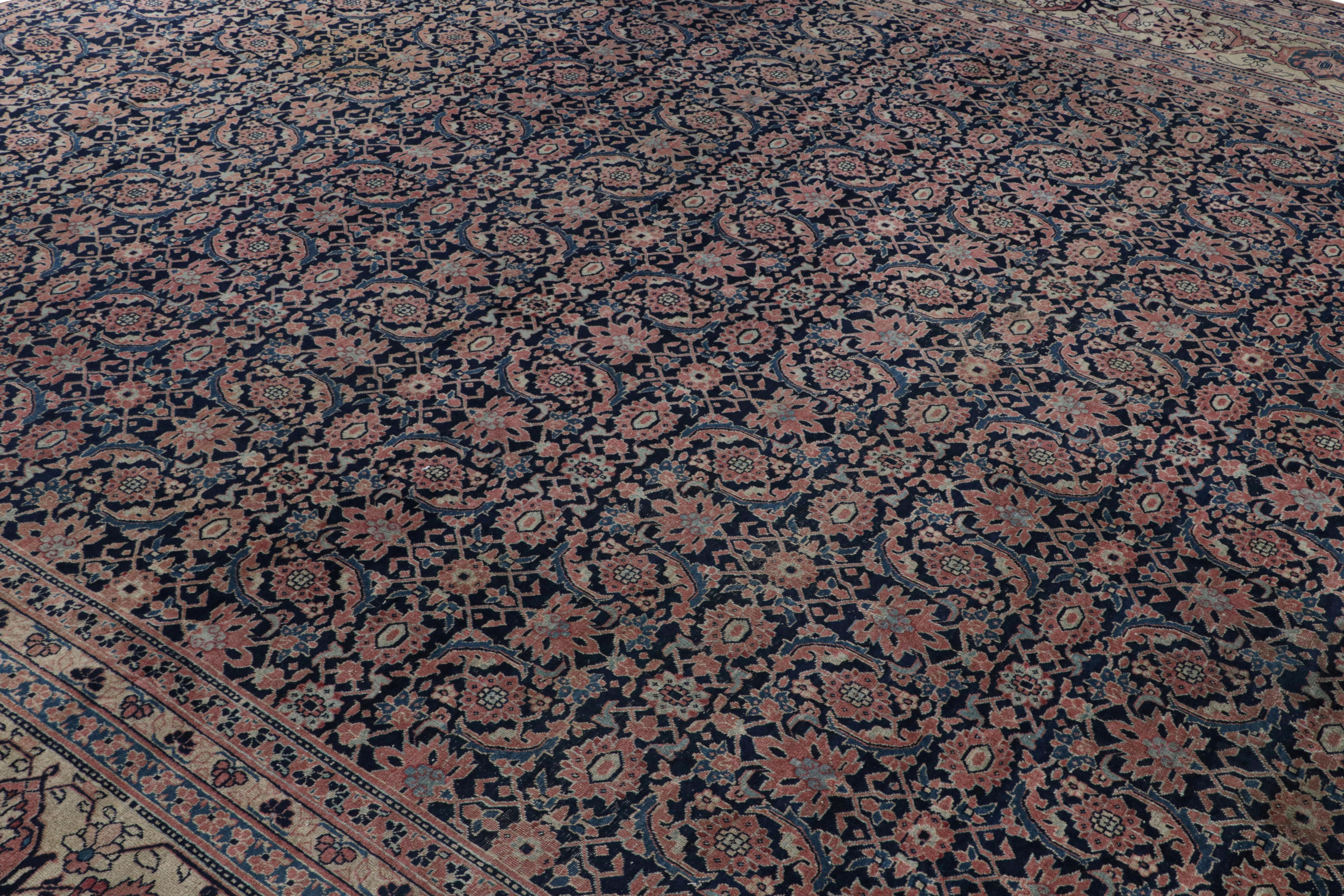 Dieser handgeknüpfte Wollteppich (ca. 1920-1930) im Format 13x17 ist ein seltener antiker Perserteppich aus Khorassan. 

Über das Design:

Der Teppich ist mit einem marineblauen Feld und hellgoldenen Bordüren versehen, die florale Muster in