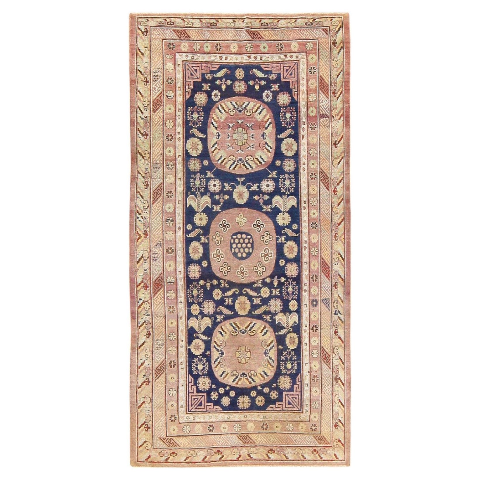 Tapis Khotan du Turkestan oriental ancien. 5 pieds 5 pouces x 11 pieds