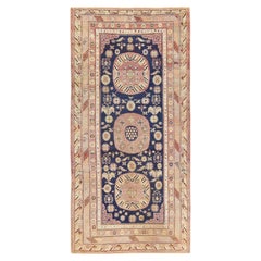 Tapis Khotan du Turkestan oriental ancien. 5 pieds 5 pouces x 11 pieds