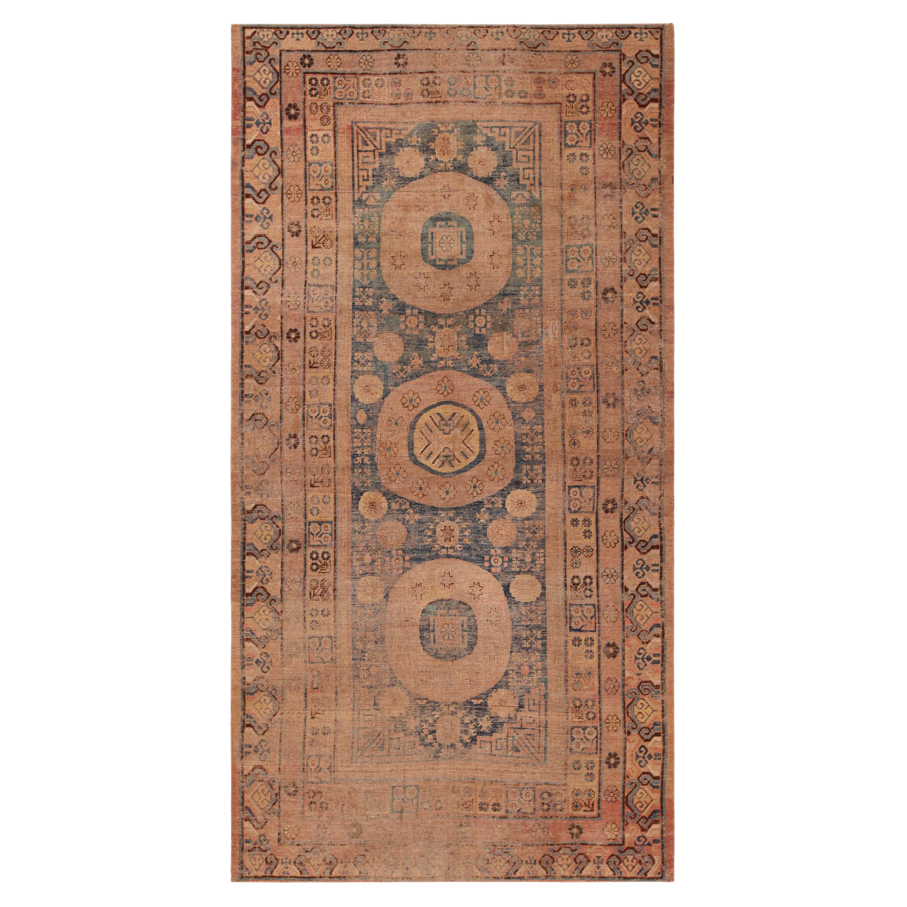 Tapis Khotan du Turkestan oriental ancien. 7 pieds x 13 pieds 5 pouces