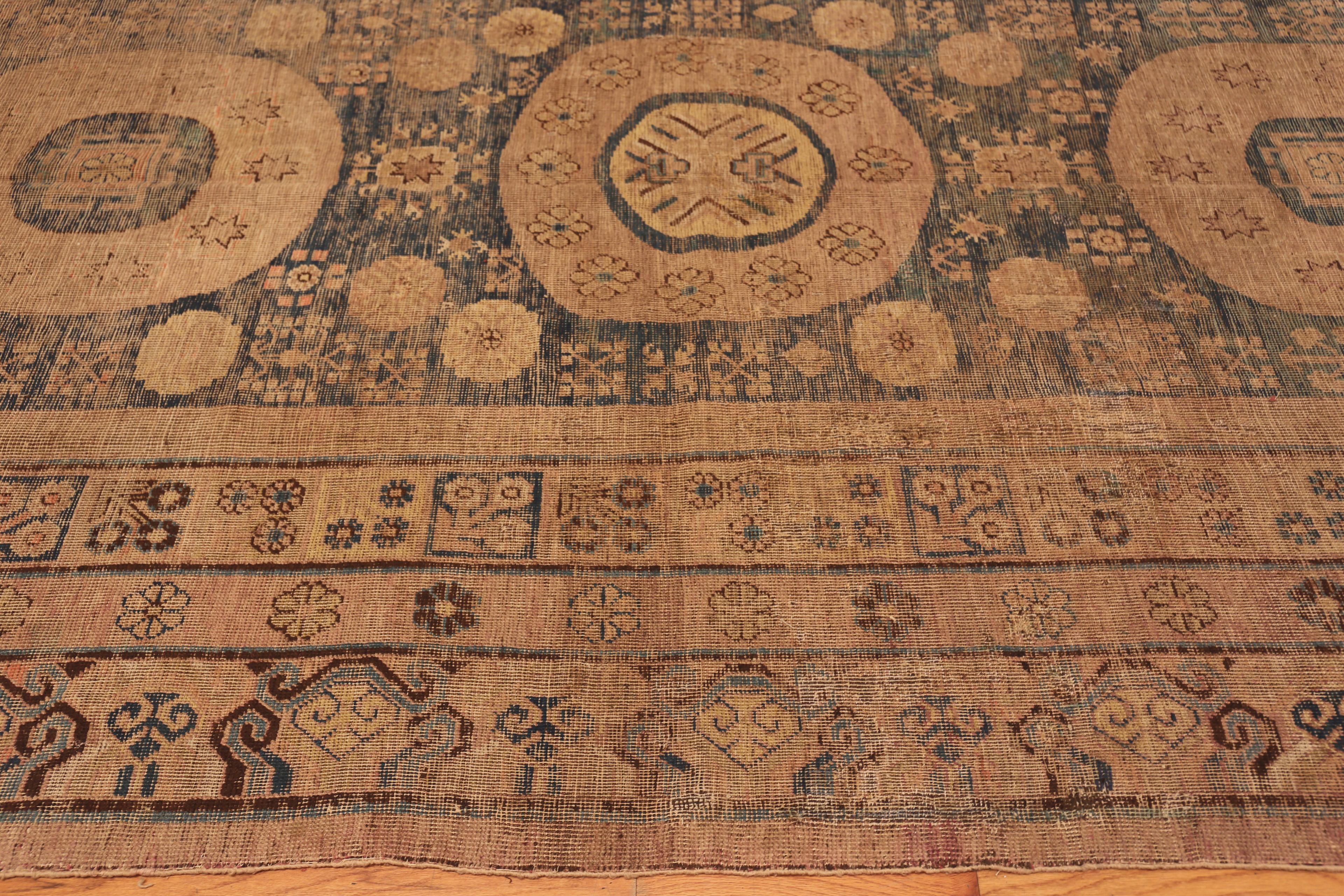 Antiker Khotan-Teppich aus Ostturkestan. 7 ft x 13 ft 5 in (Ostturkestanisch) im Angebot